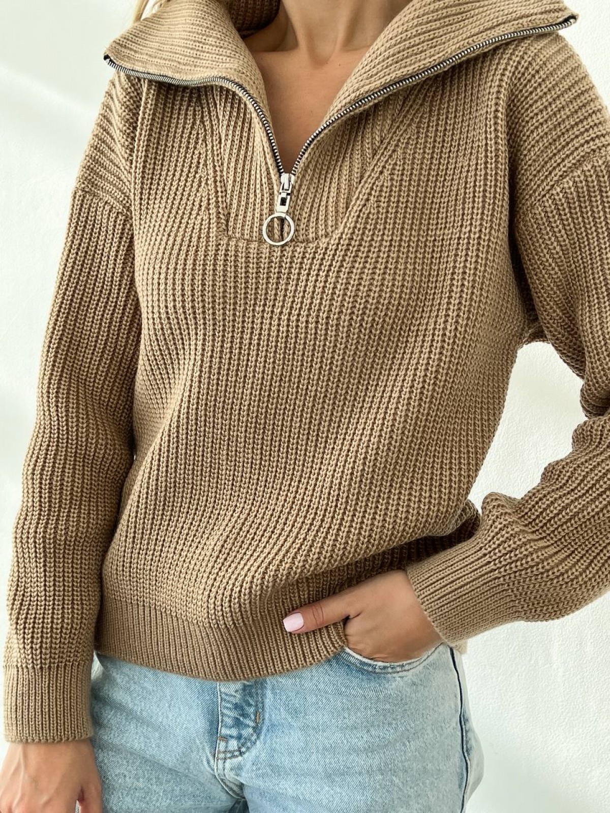 Жіночий светр із блискавкою на горловині кольору кемел 391540