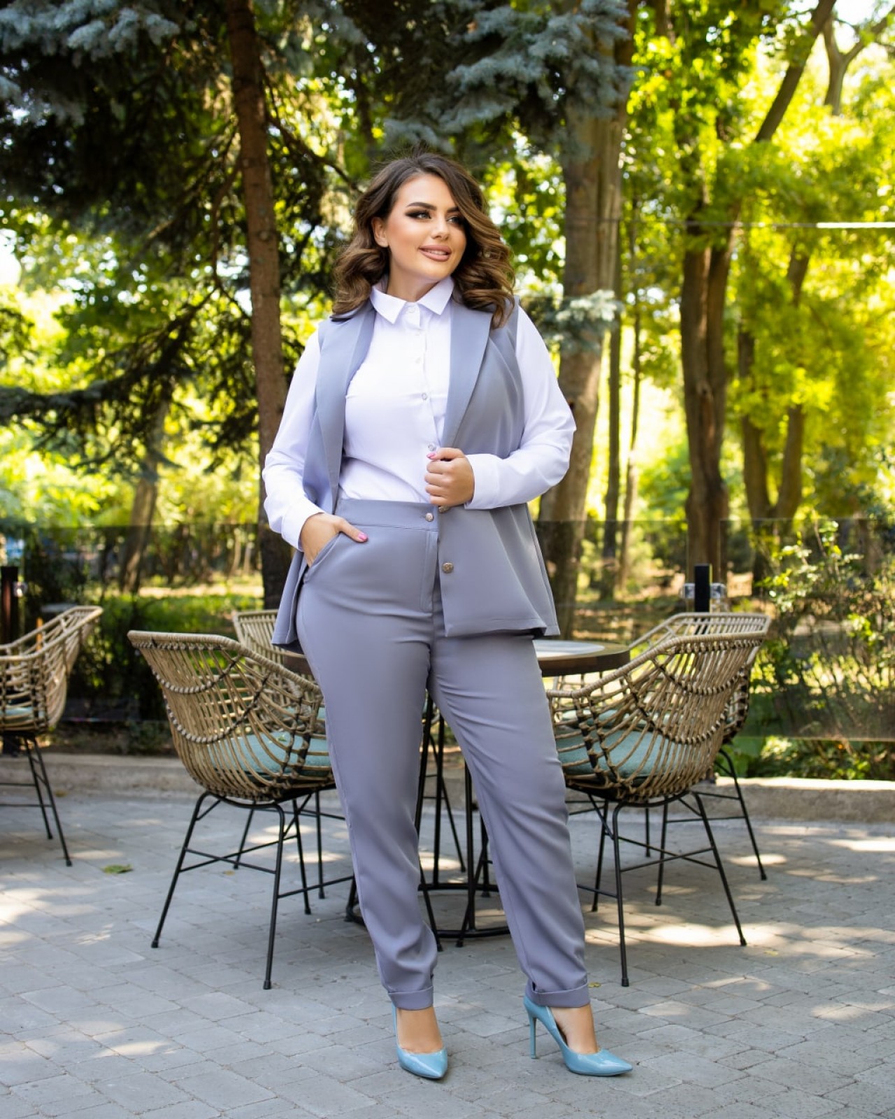 Жіночий костюм двійка брюки з жилетом сірого кольору розмір  р.48/50 374441