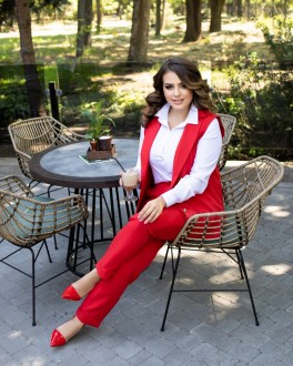 Жіночий костюм двійка брюки з жилетом червоного кольору розмір  р.48/50 374442