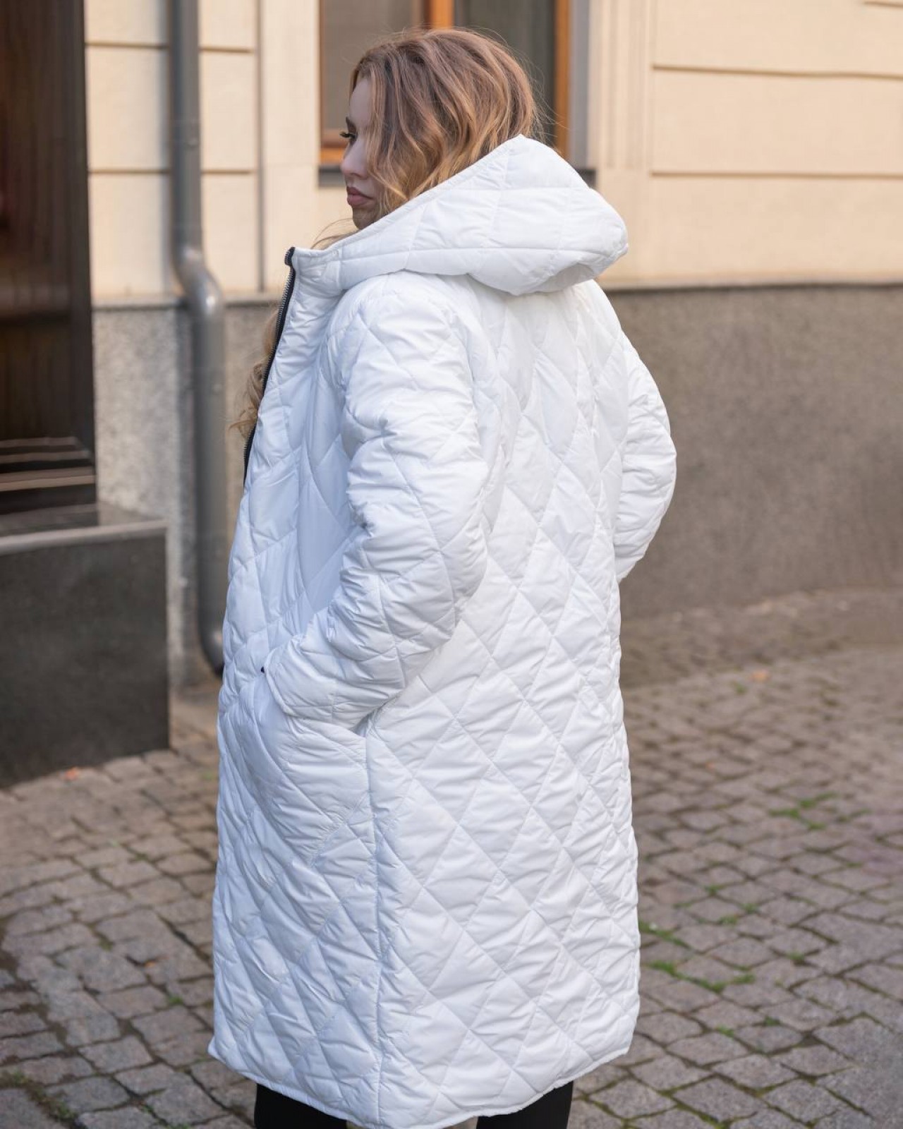 Жіноче пальто стьобане на синтепоні білого кольору р.50/52 338707