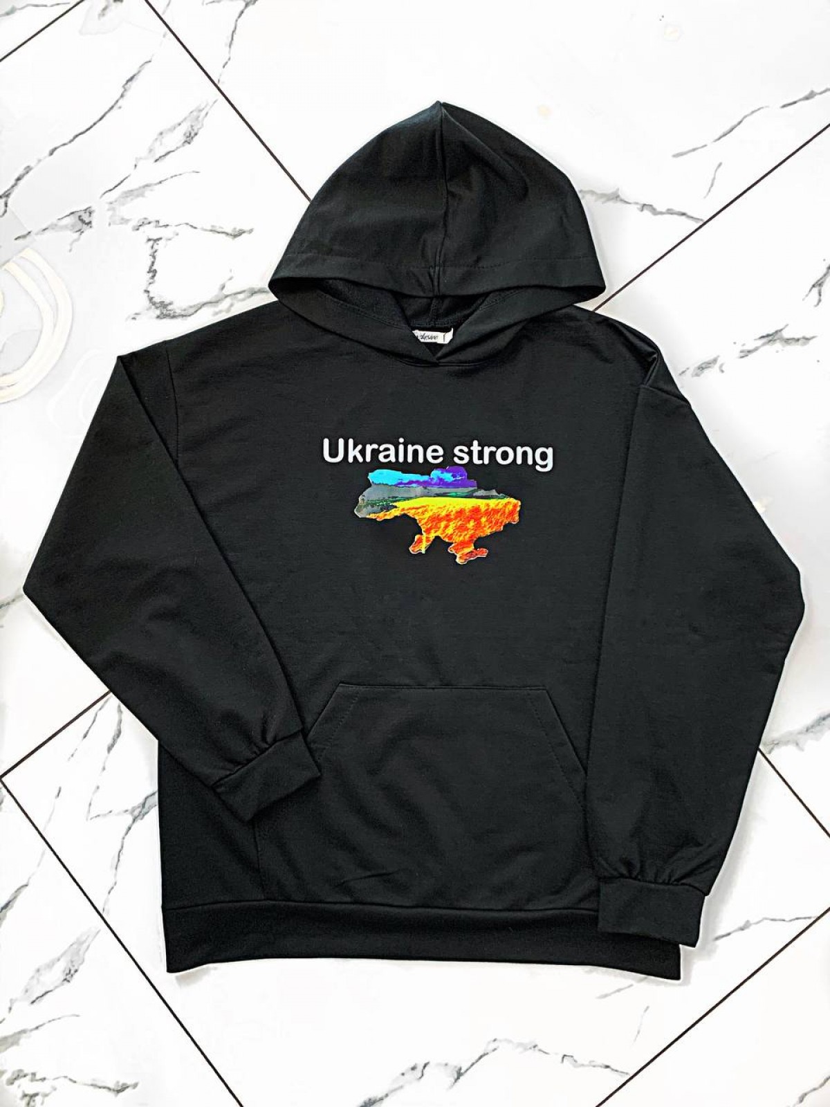Батник із капюшоном чорного кольору з принтом Ukrainian strong SKL157-358347