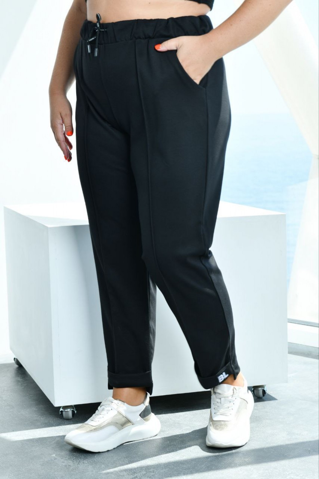 Жіночі брюки чорного кольору р.54 375999