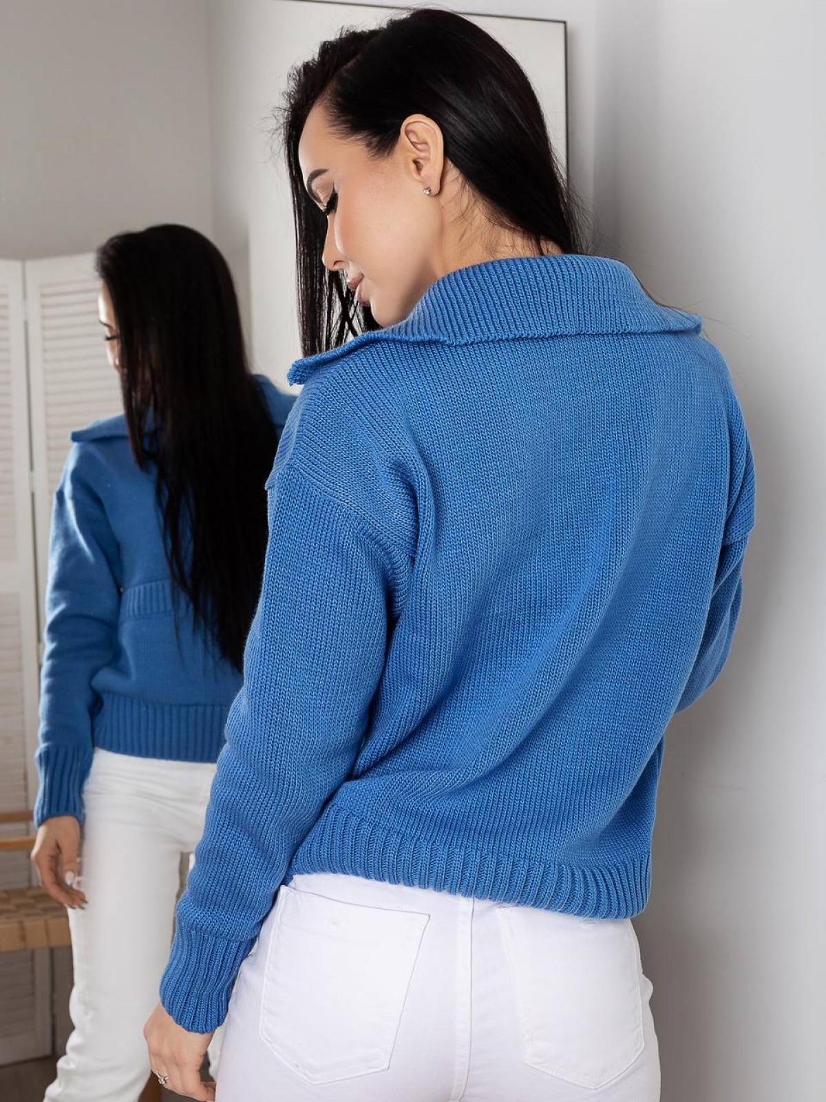 Жіночий светр із двома кишенями блакитного кольору 396898