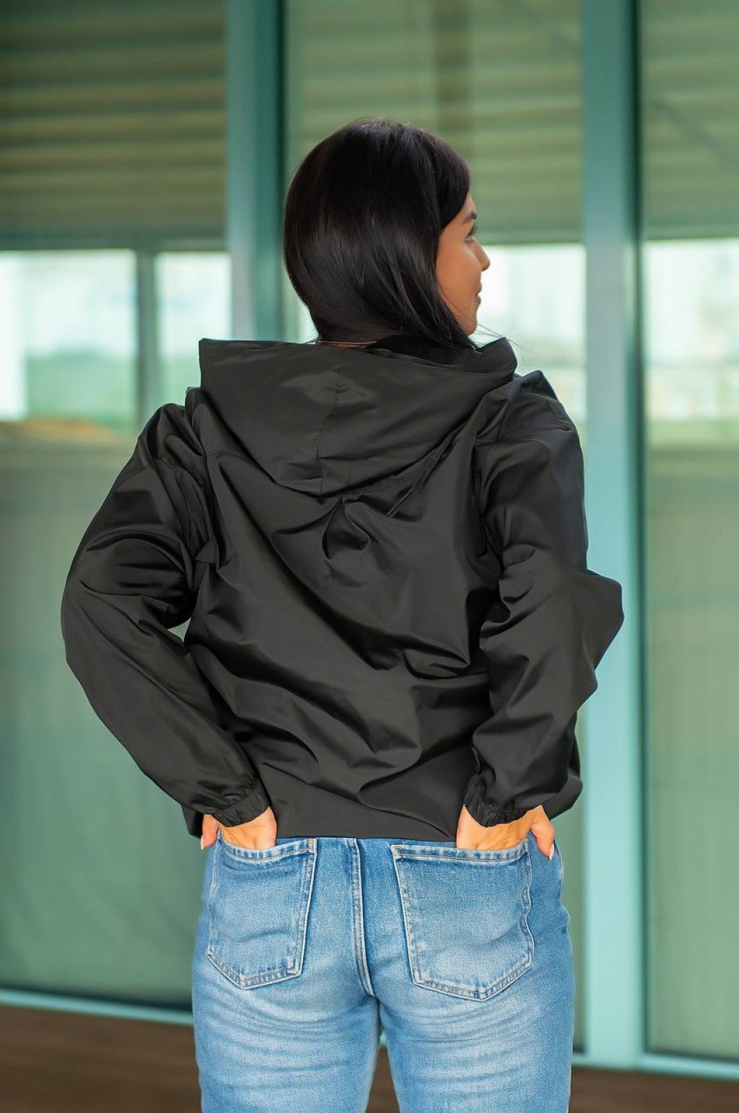 Жіноча куртка з плащової тканини чорного кольору р.50/54 374426