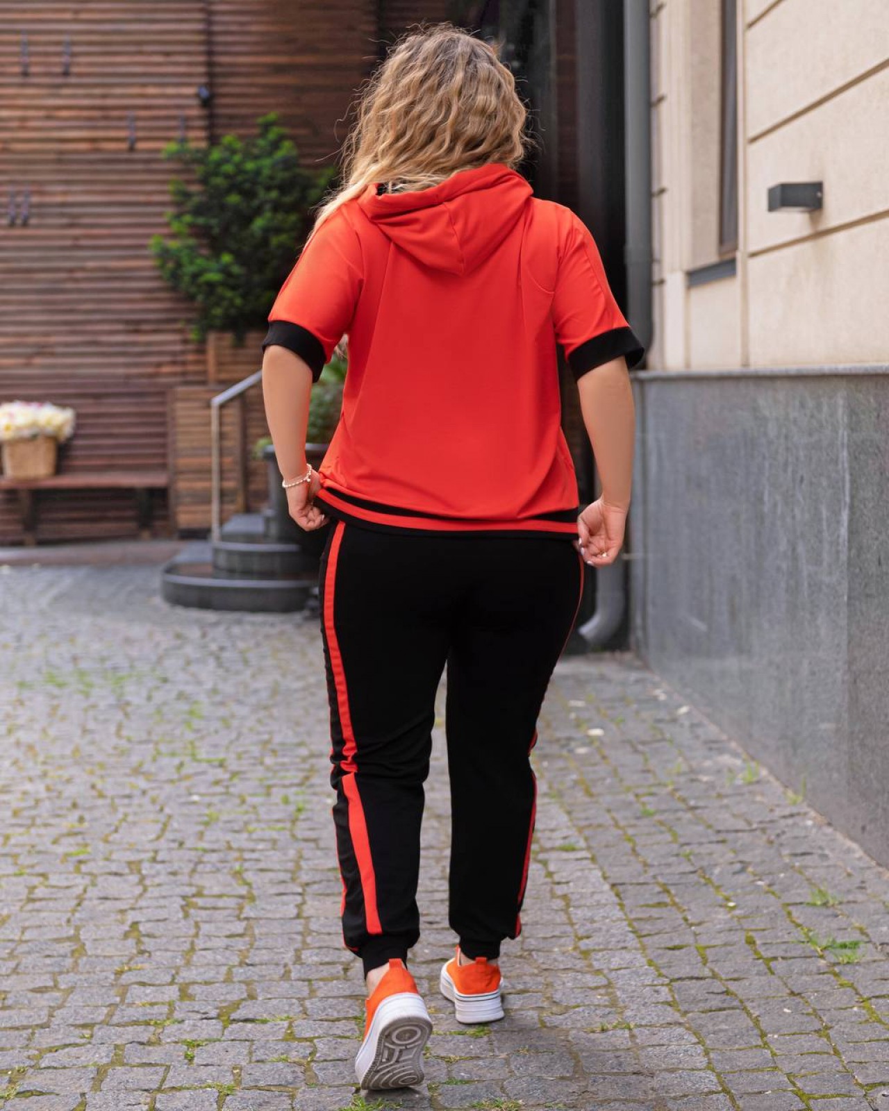 Жіночий спортивний костюм помаранчево-чорний р.48/50 434718