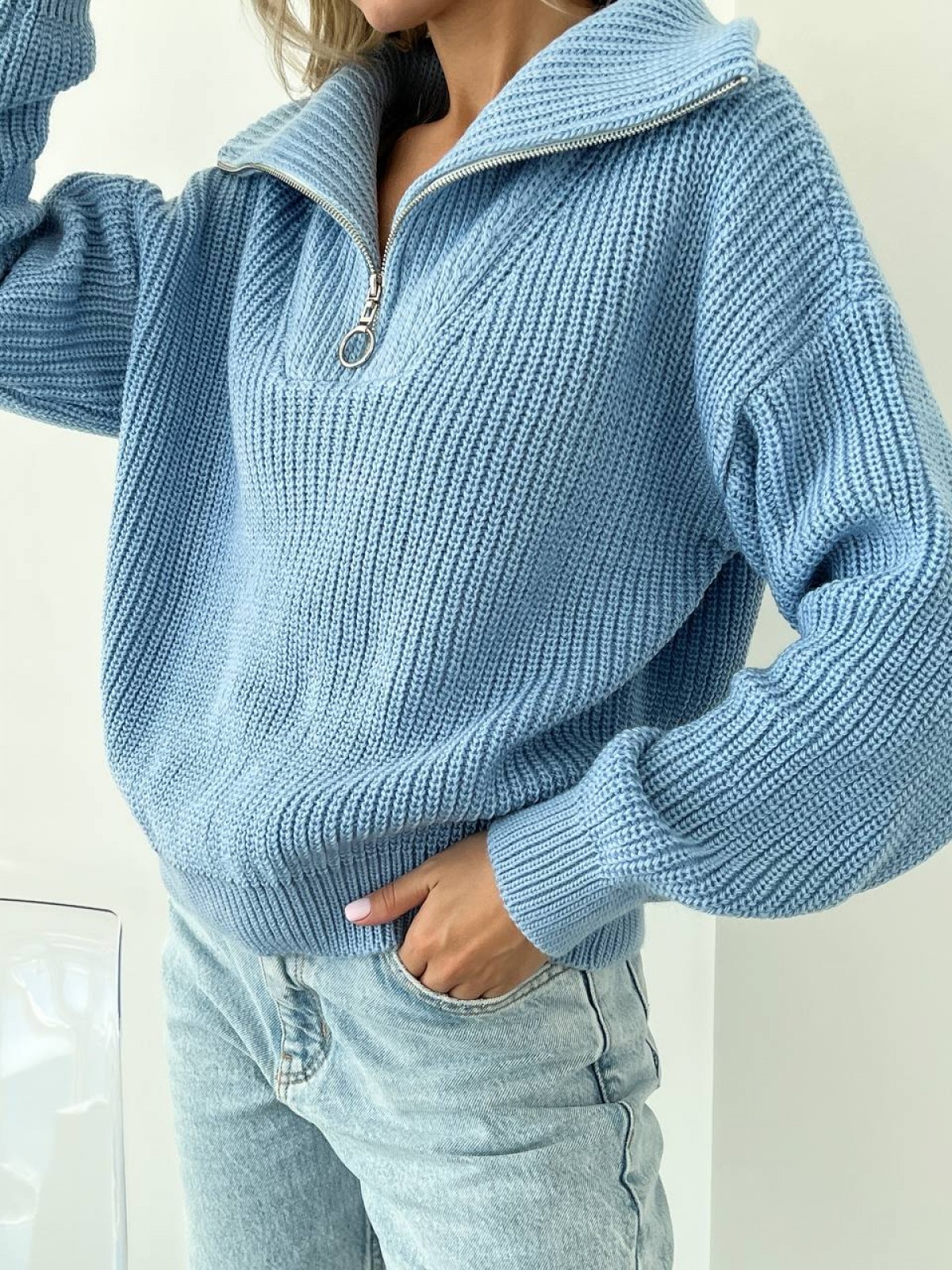 Жіночий светр із блискавкою на горловині блакитного кольору р.42/46 391545