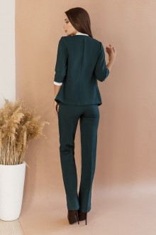 Жіночий стильний брючний костюм із костюмної тканини середньої щільності  зеленого кольору р.56/58 383785