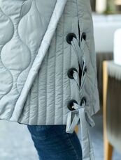 Женская удлиненная демисезонная жилетка цвет светло-серый, Цвет: Светло-серый, Размер: 56, изображение 3