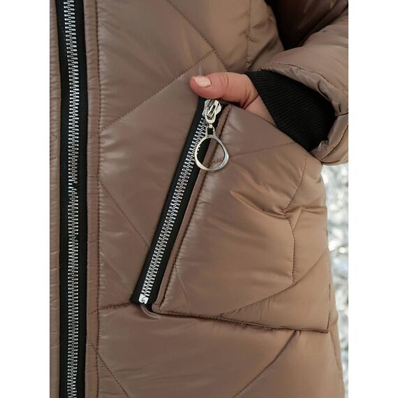Женская стеганная куртка прямого кроя с накладными карманами цвет мокко, Цвет: Темно-бежевый, Размер: 48, изображение 7