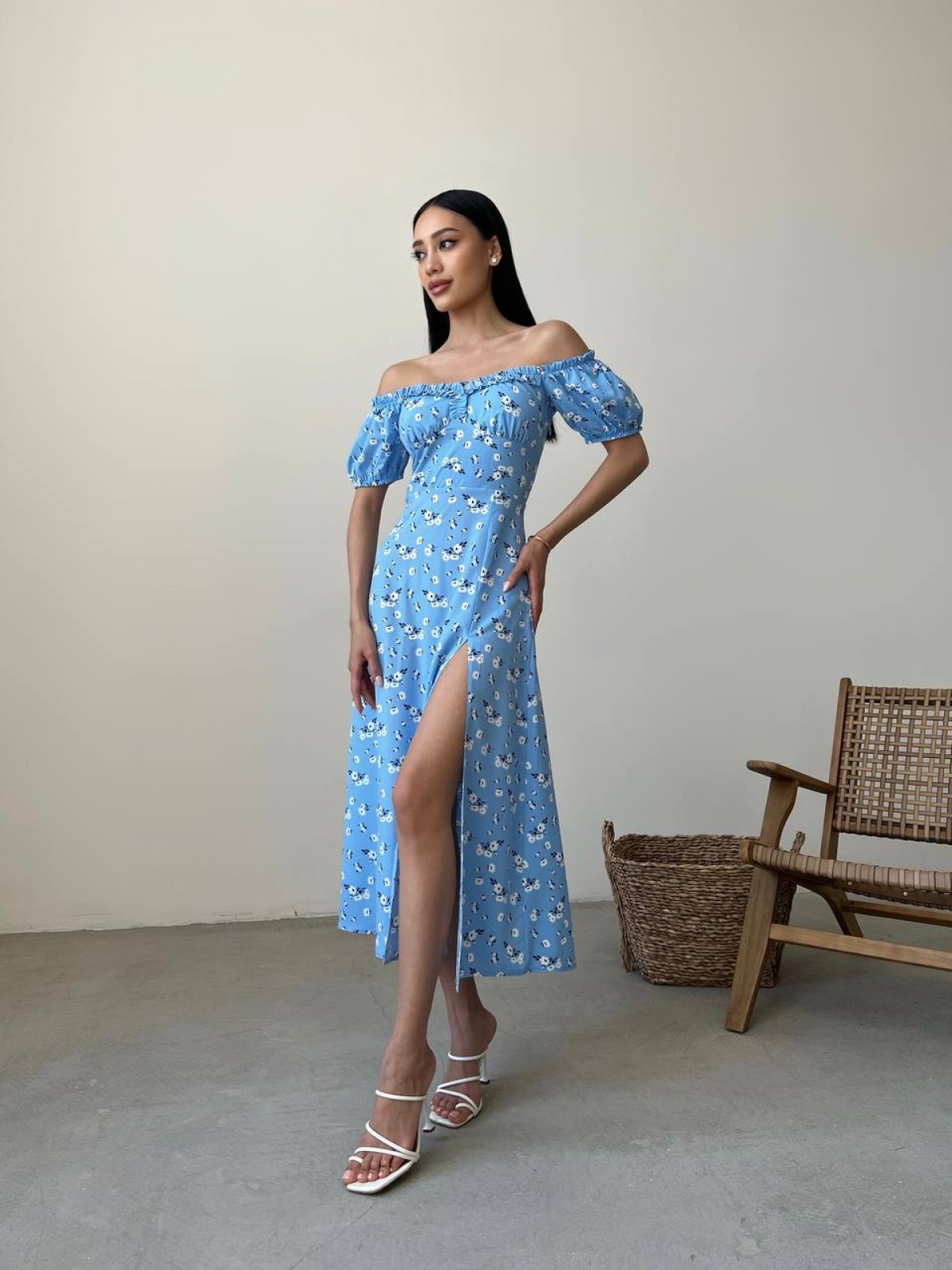 Жіноча літня сукня міді колір блакитний принт квітка р. 42 438588