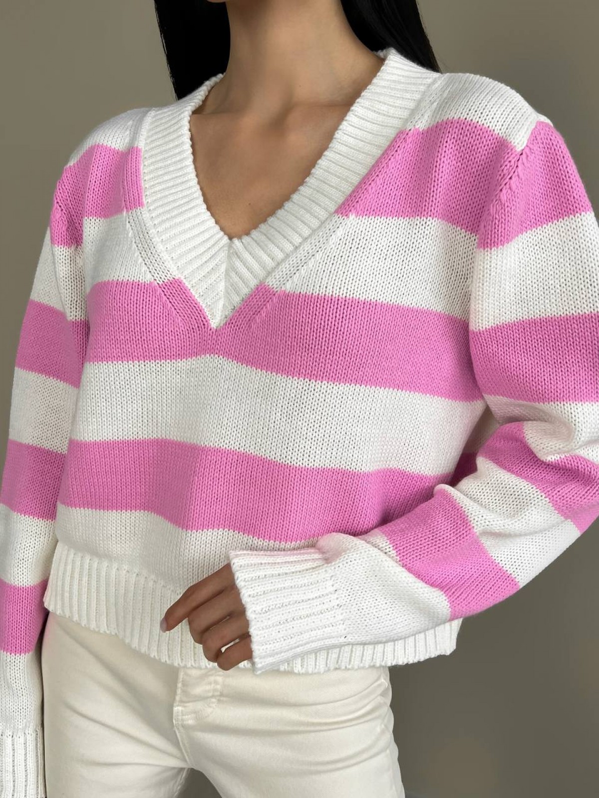 Жіночий светр із V-подібним вирізом колір молочний-рожевий р.42/46 432194