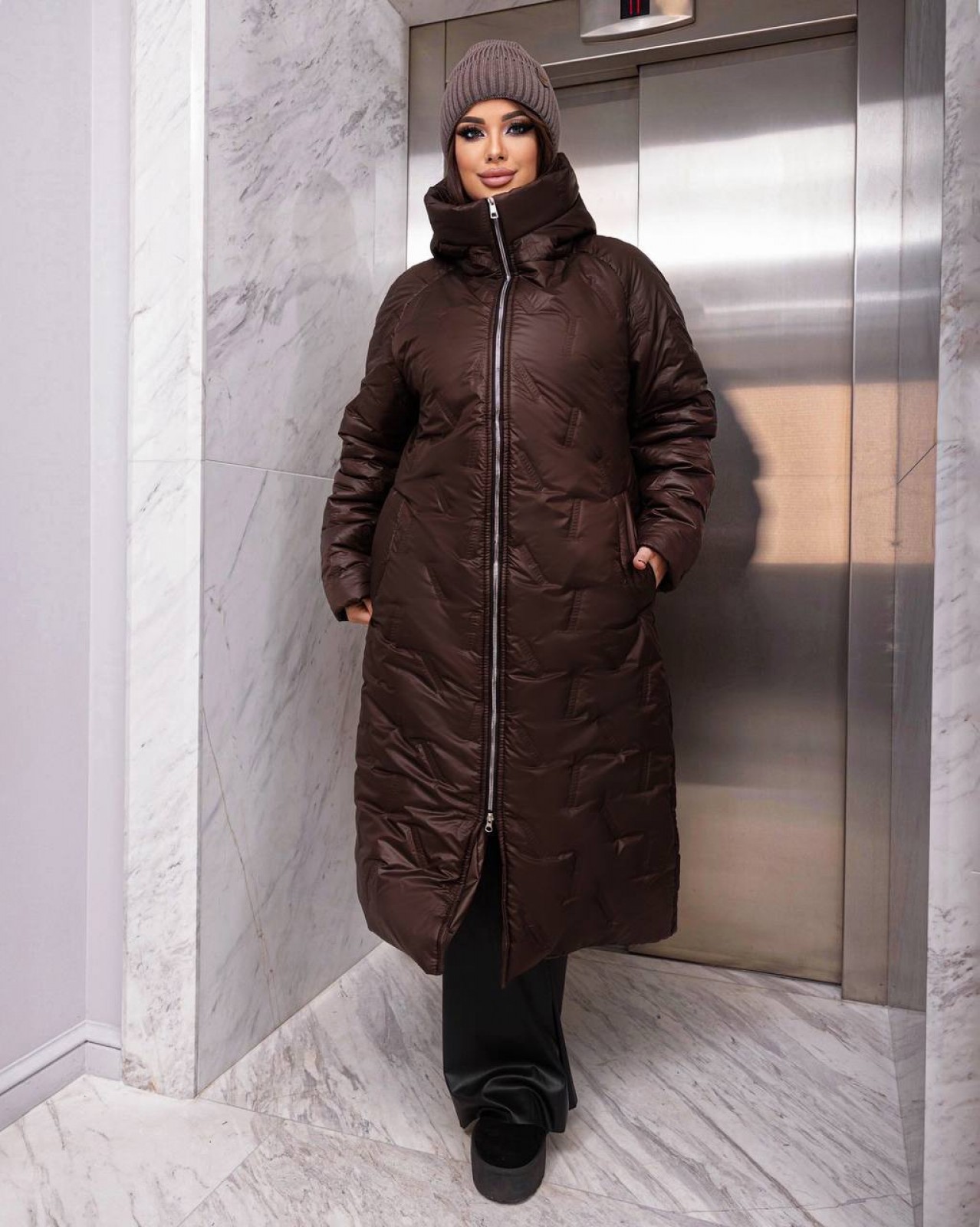 Жіноче стьобане тепле пальто колір шоколад р.62/64 448586
