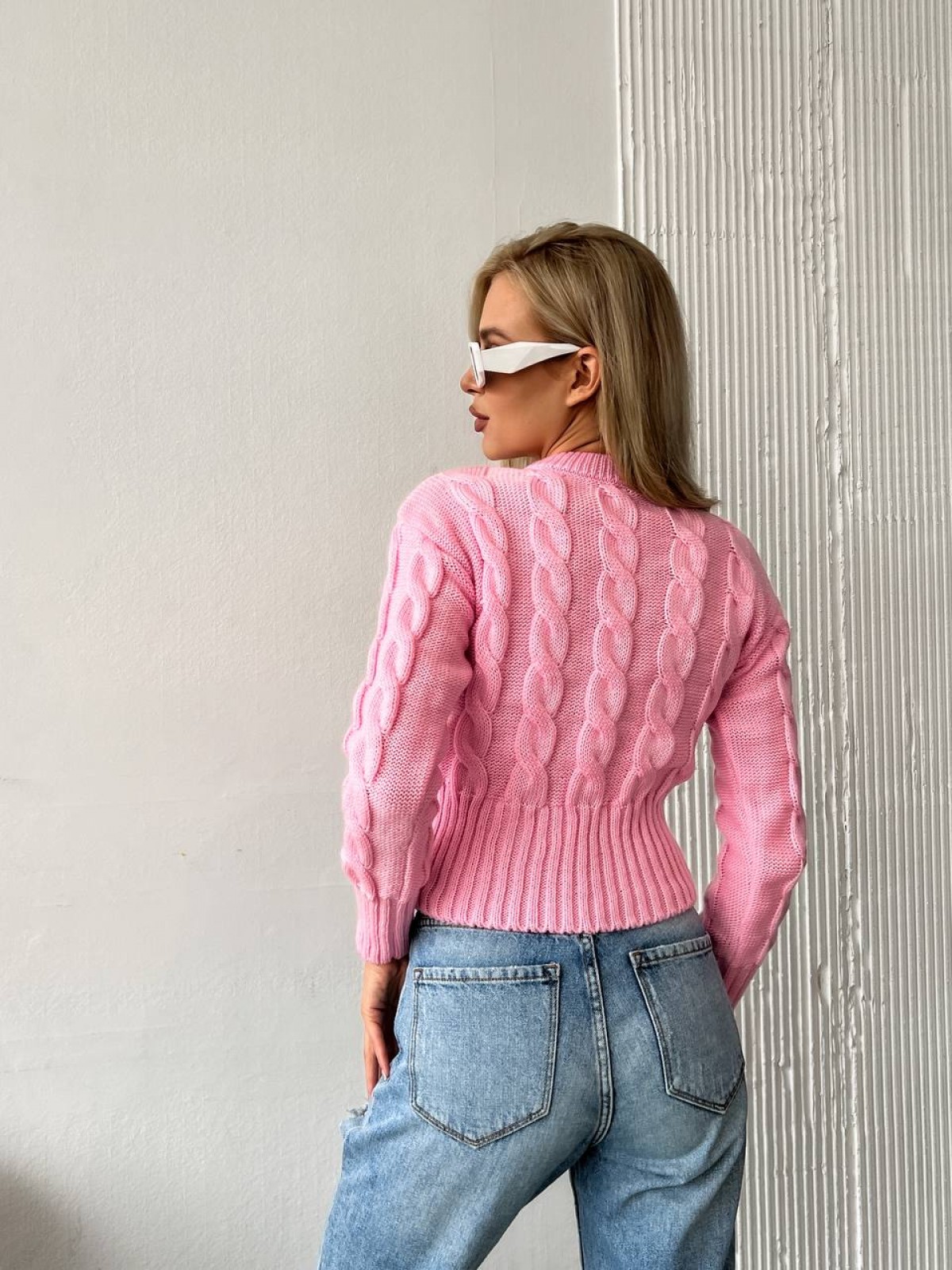 Жіночий светр укорочений з візерунком коси рожевого кольору р.42/46 396786