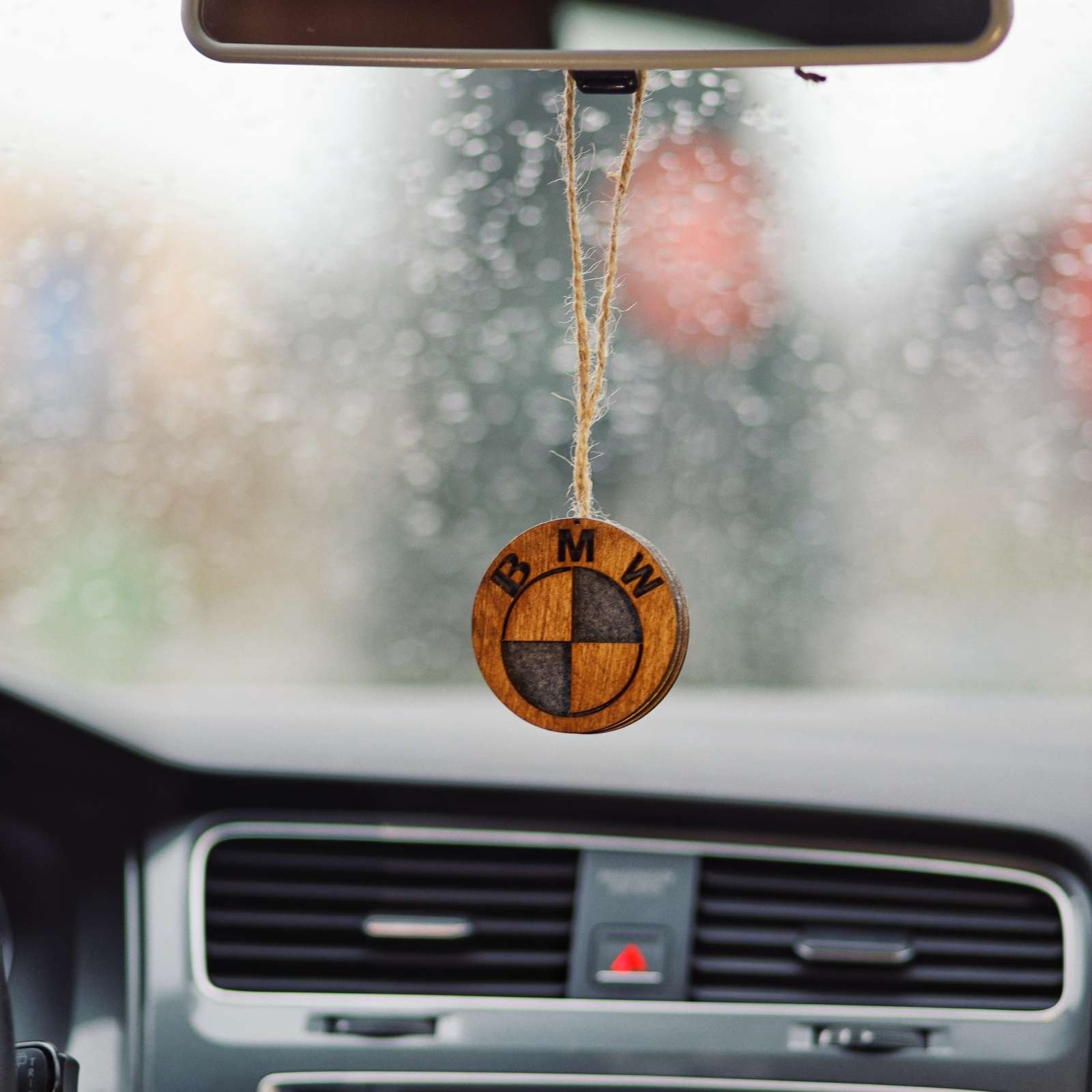 Автомобильный освежитель воздуха с парфюмированным маслом с логотипом BMV SKL103-355098