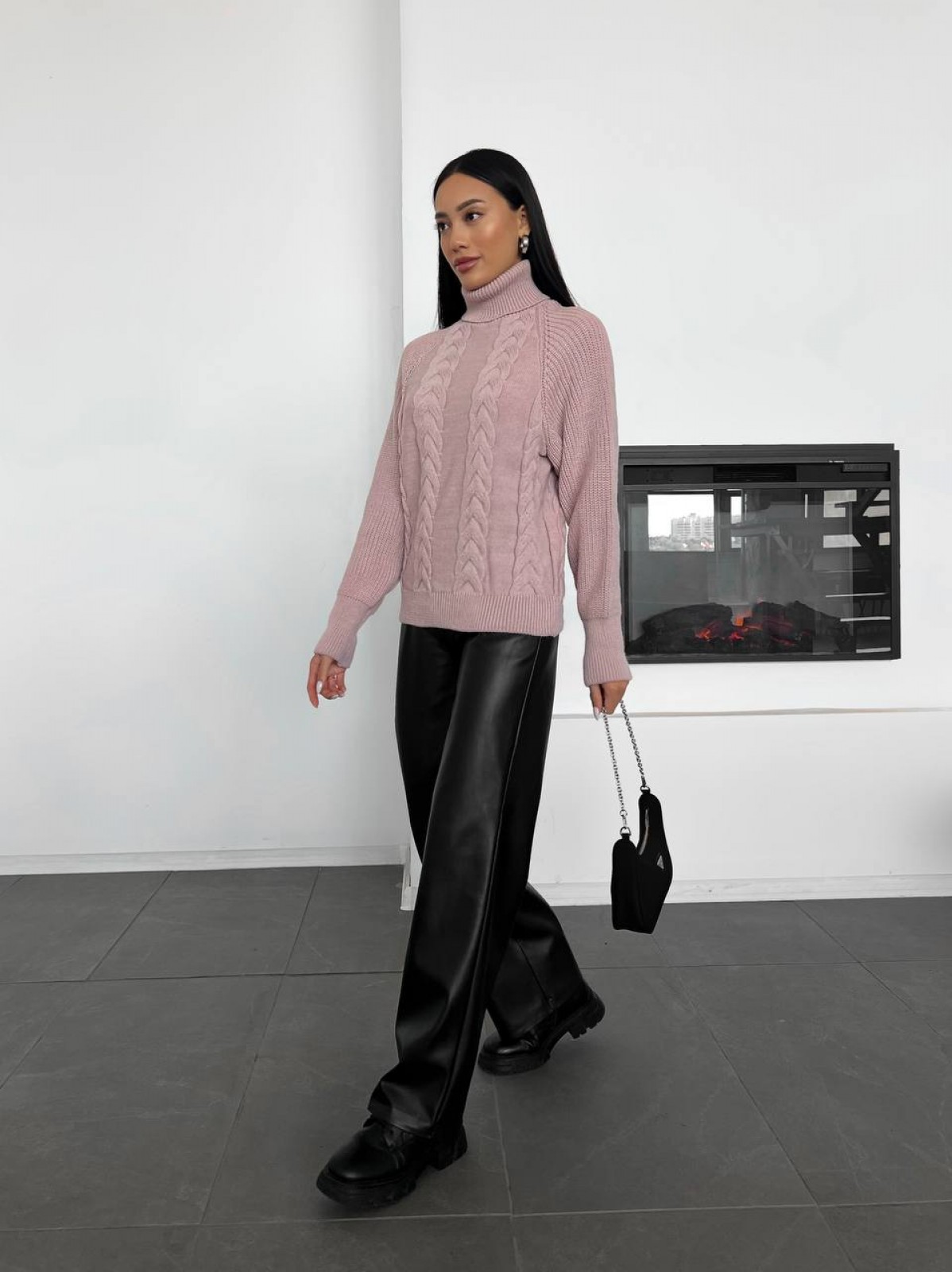 Жіночий в'язаний светр з об'ємними рукавами колір рожевий р.42/46 443579