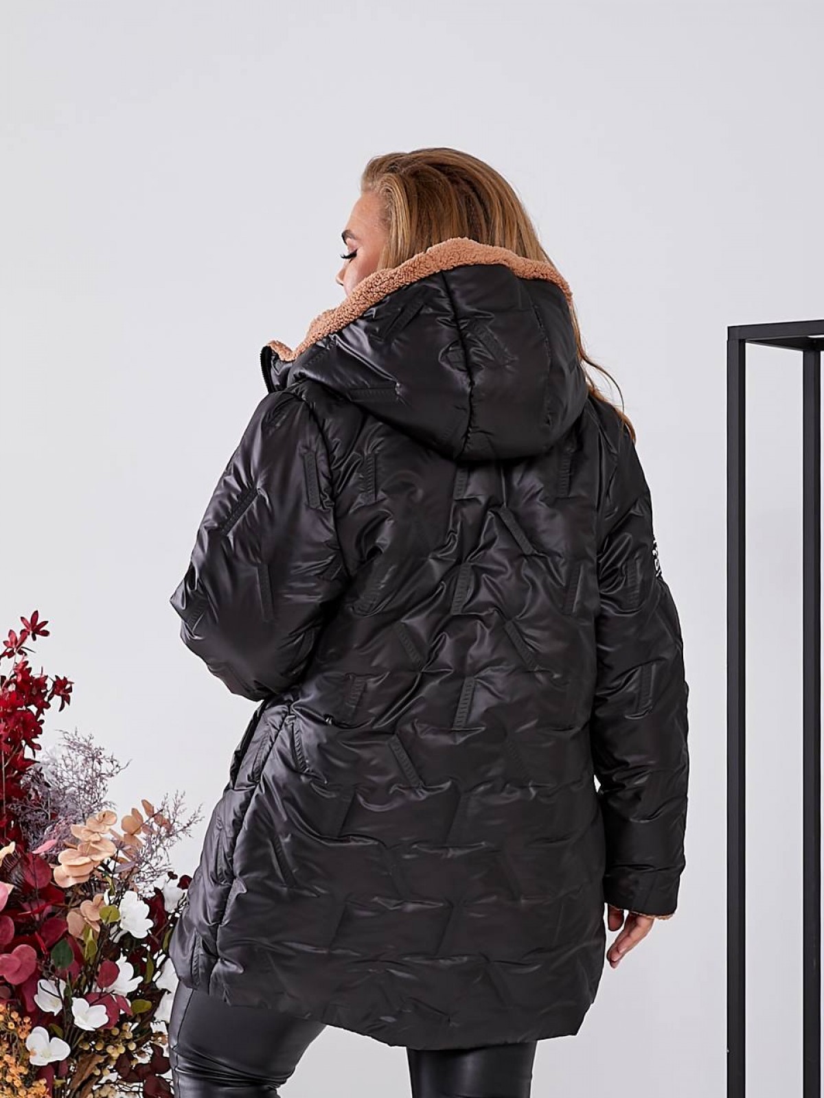 Жіноча тепла куртка з капюшоном колір чорний р.50/52 447635