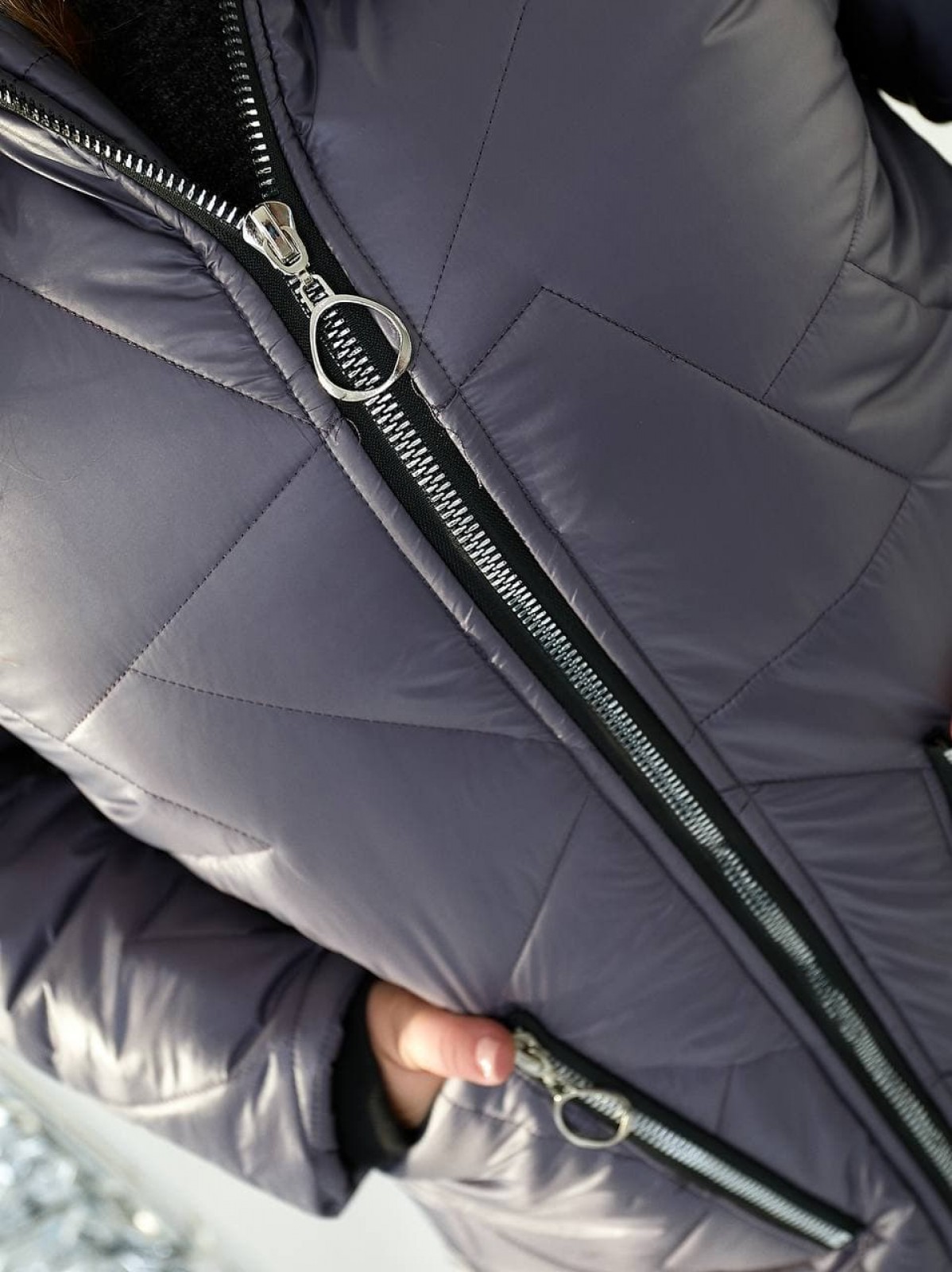 Жіноча стьобана куртка прямого крою з накладними кишенями сірого кольору р.52/54 385931