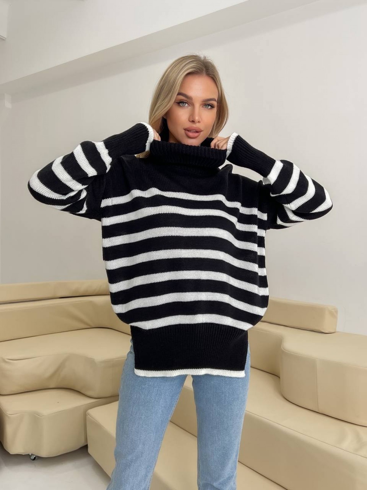 Жіночий смугастий светр колір чорний/молочний р.42/46 444016