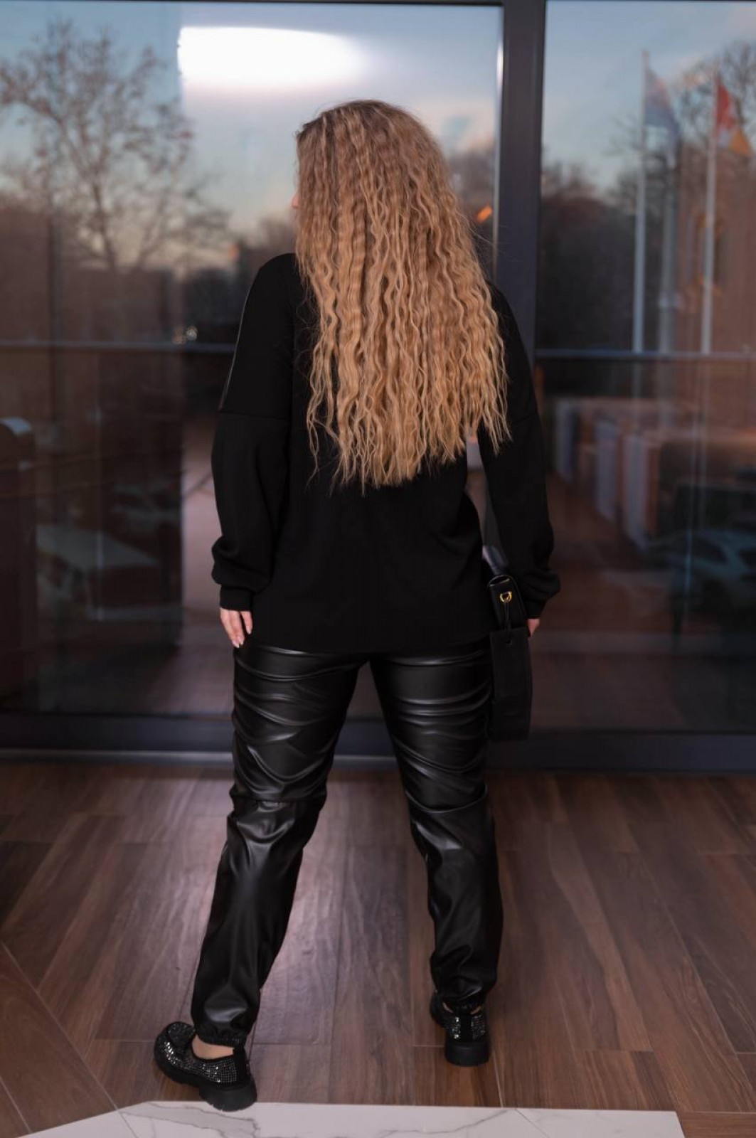 Жіночий костюм двійка лосини з еко шкіри кофта креп дайвінг чорного кольору р.54/56 405446