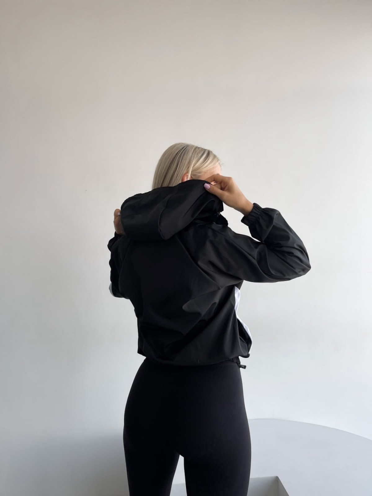 Жіноча куртка-вітрівка з капюшоном колір чорний р.42/46 454223