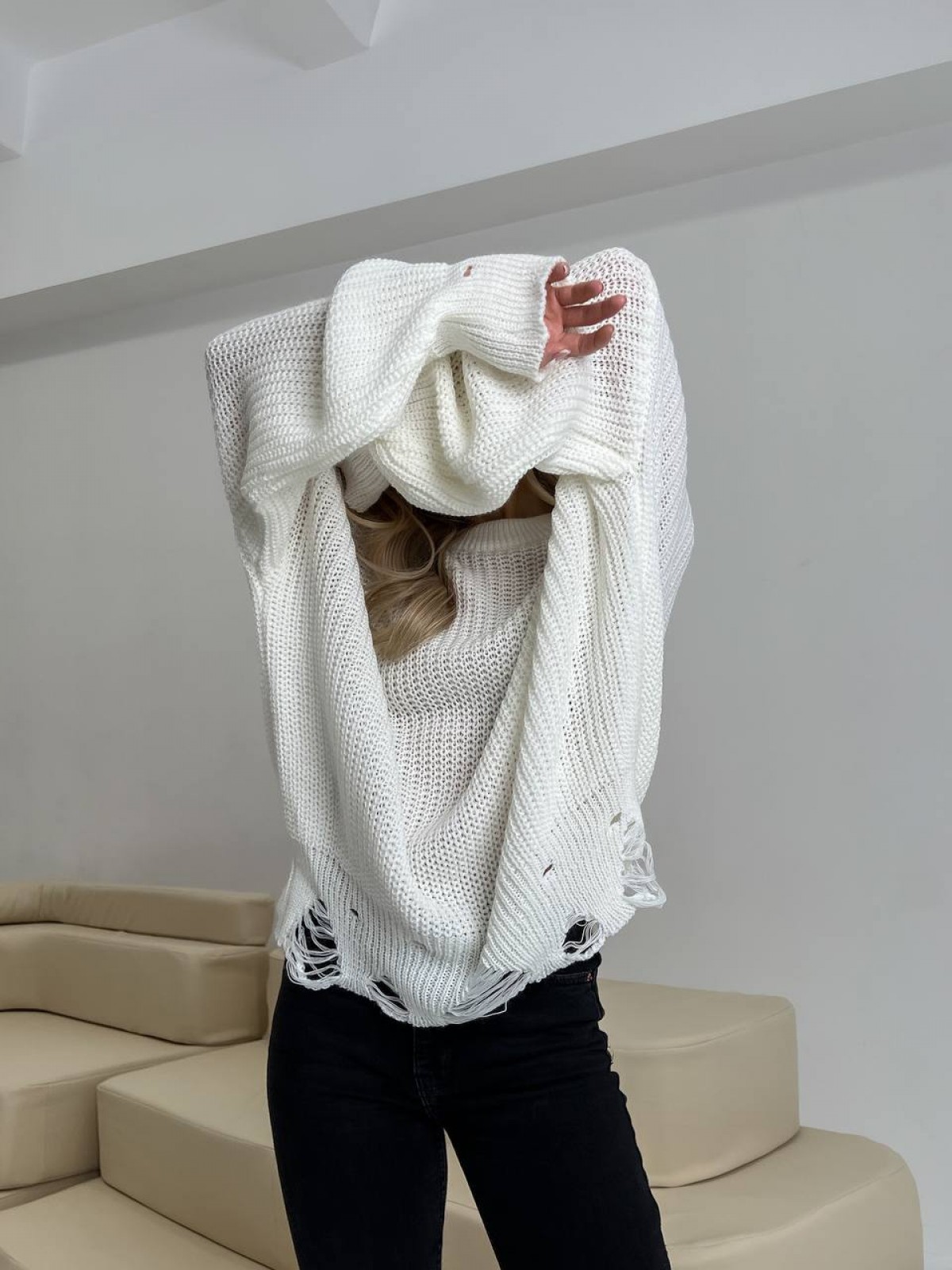 Жіночий светр з дірками молочного кольору р.42/46 407262