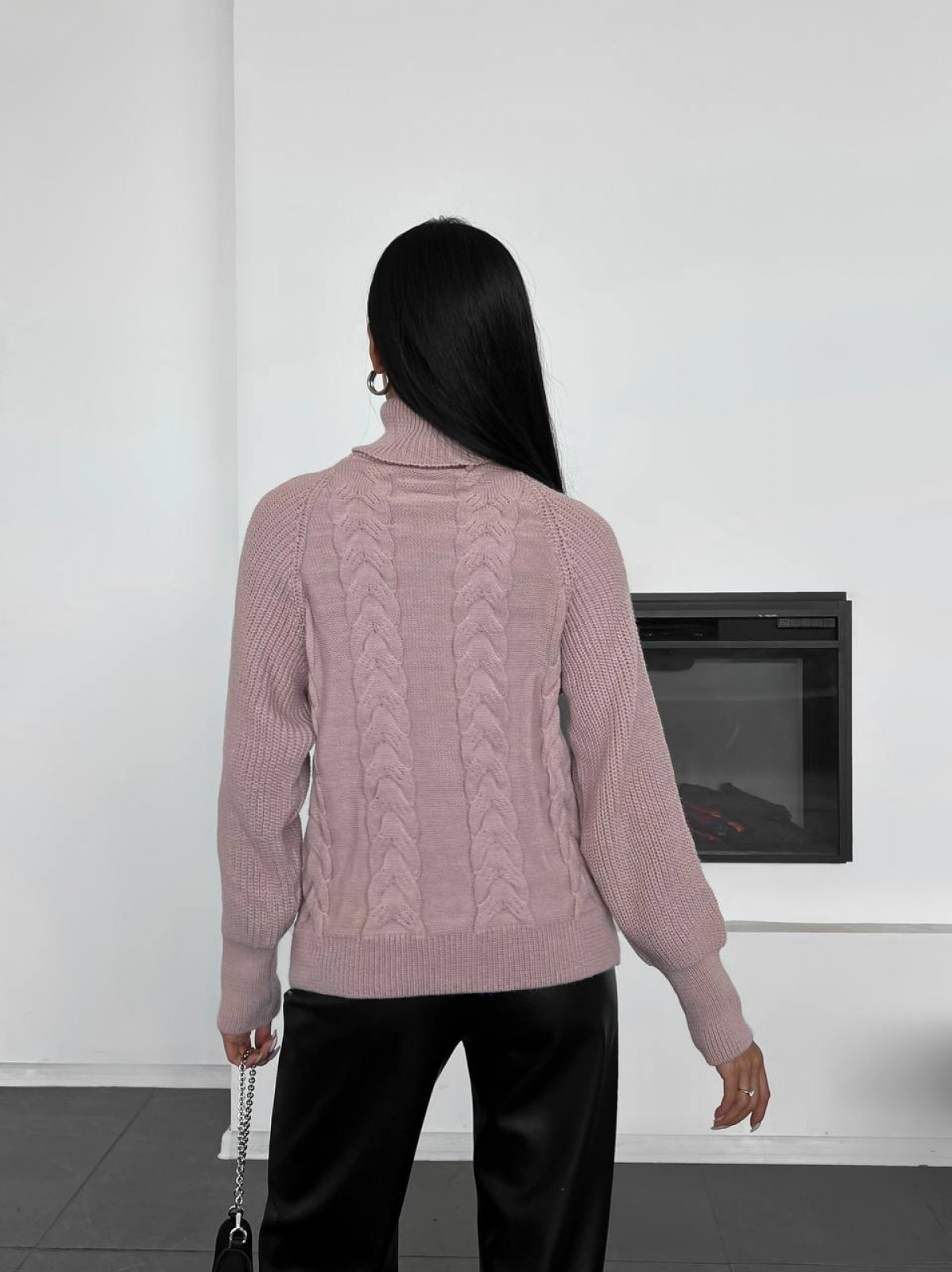 Жіночий в'язаний светр з об'ємними рукавами колір рожевий р.42/46 443579