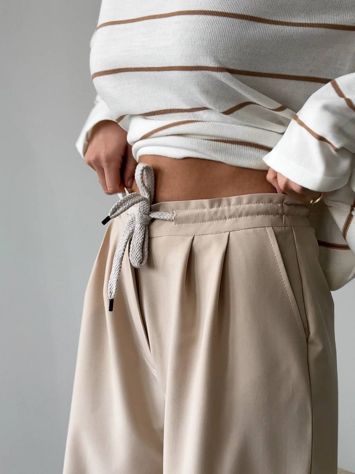 Жіночі брюки з декоративним шнурком колір бежевий р.46 451526