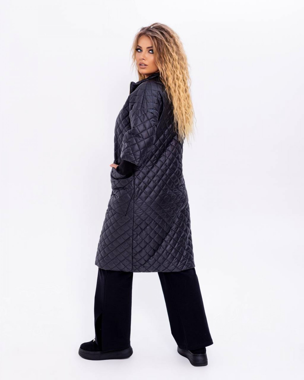 Жіноча куртка-пальто із плащової тканини чорного кольору р.64  377537