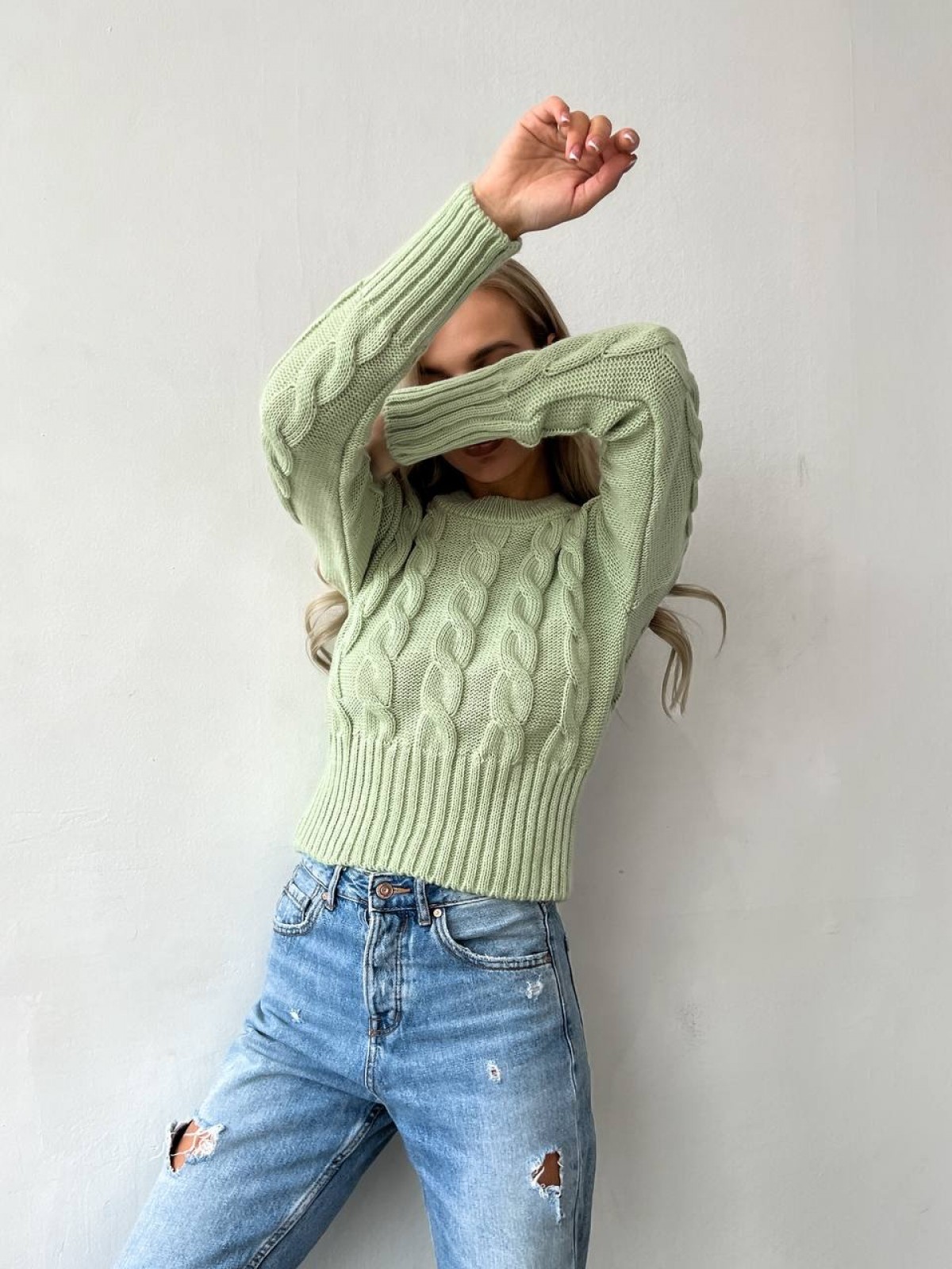 Жіночий светр укорочений з візерунком коси світло-зеленого кольору р.42/46 396785