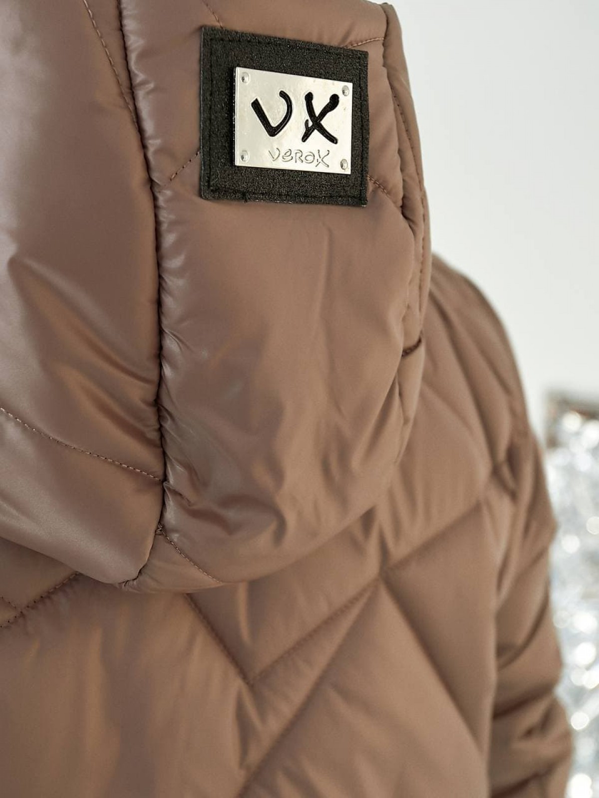 Жіноча стьобана куртка прямого крою з накладними кишенями колір моко 354249