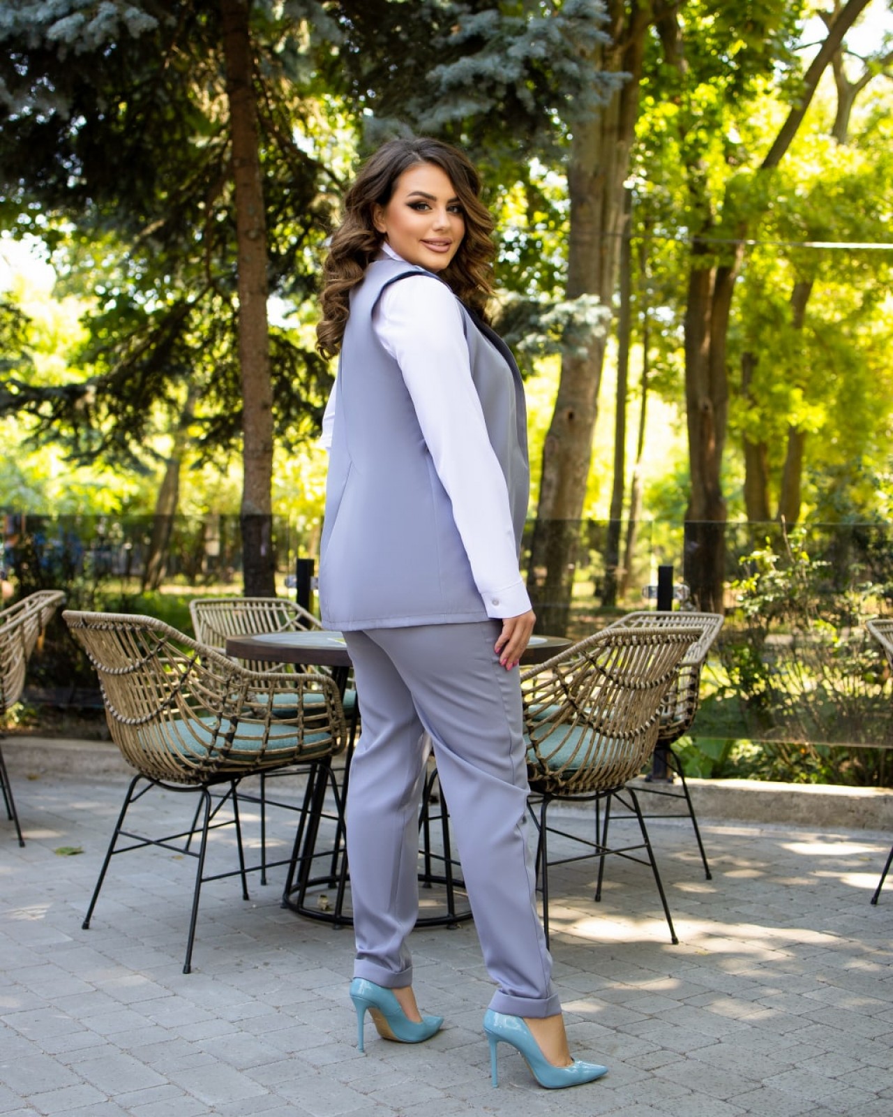 Жіночий костюм двійка брюки з жилетом сірого кольору р.42/44 374501