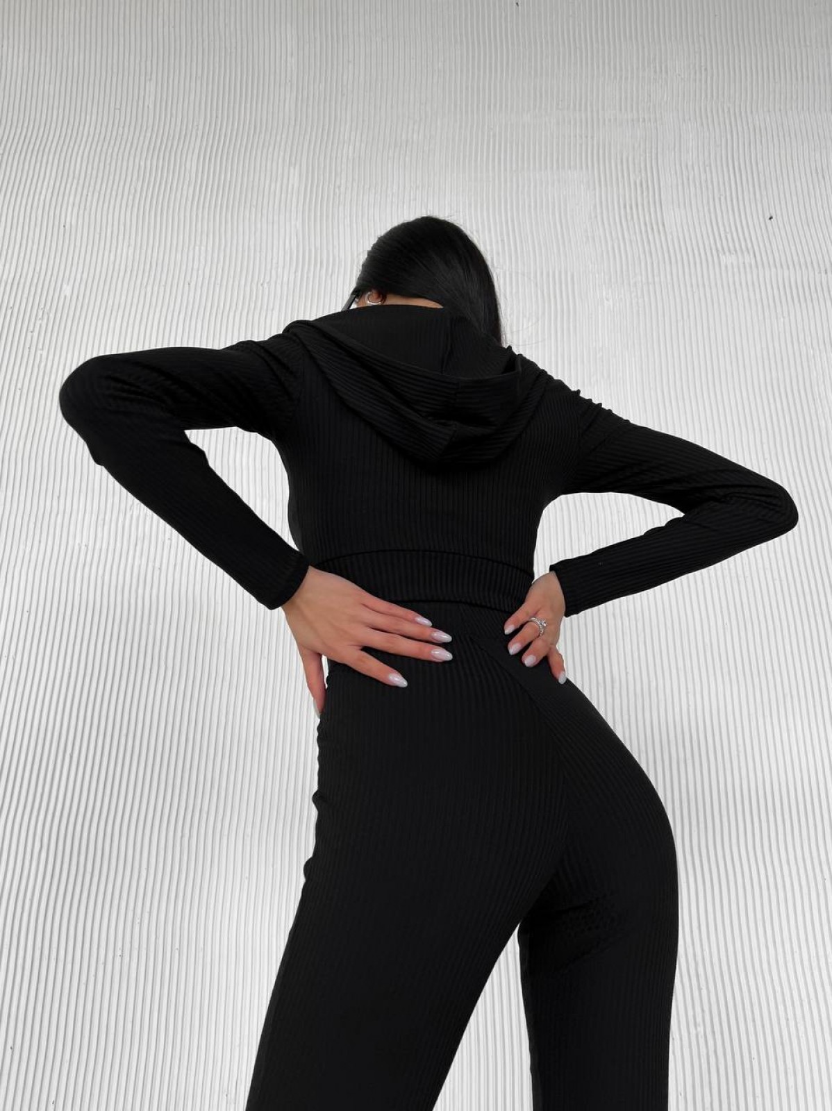 Жіночий костюм кроп-кофта та лосини колір чорний 432178