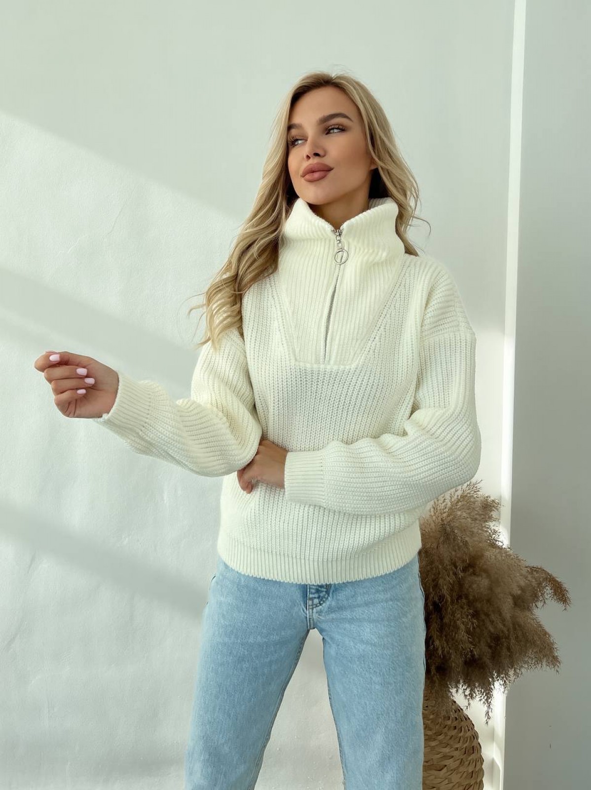 Жіночий светр із блискавкою на горловині молочного кольору р.42/46 391543