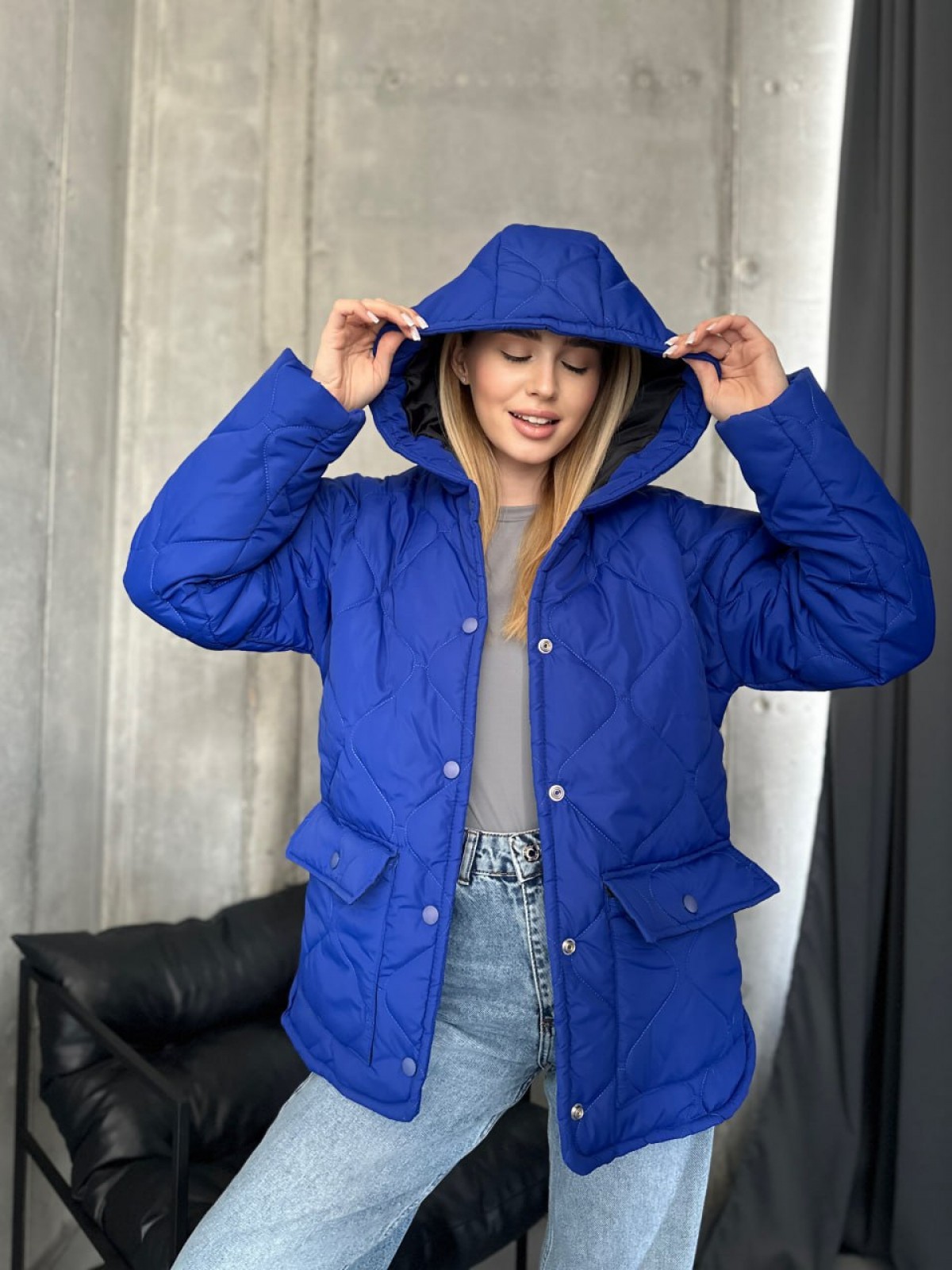 Жіноча тепла куртка з капюшоном колір електрик р.50/52 452205