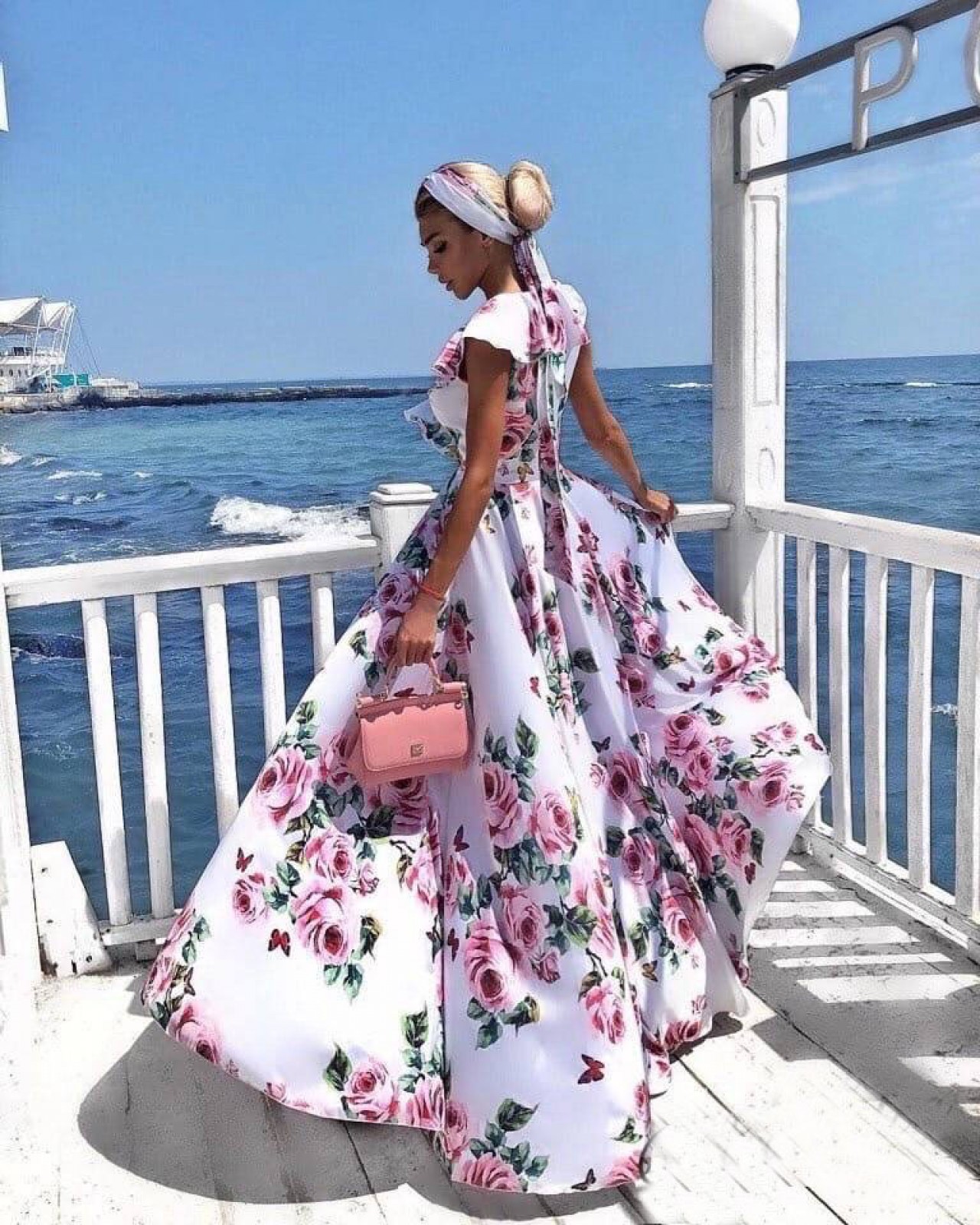 Жіноча довга сукня з розрізом та декольте білого кольору з квітковим принтом SKL149-359139
