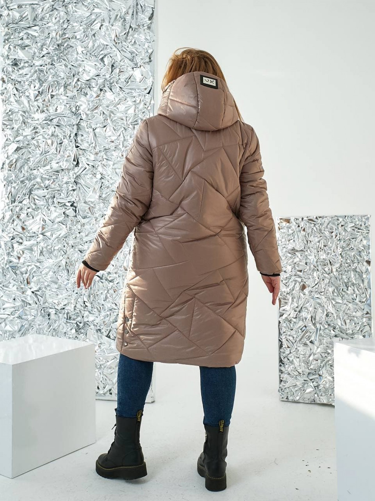 Жіноча стьобана куртка прямого крою з накладними кишенями колір моко 354249