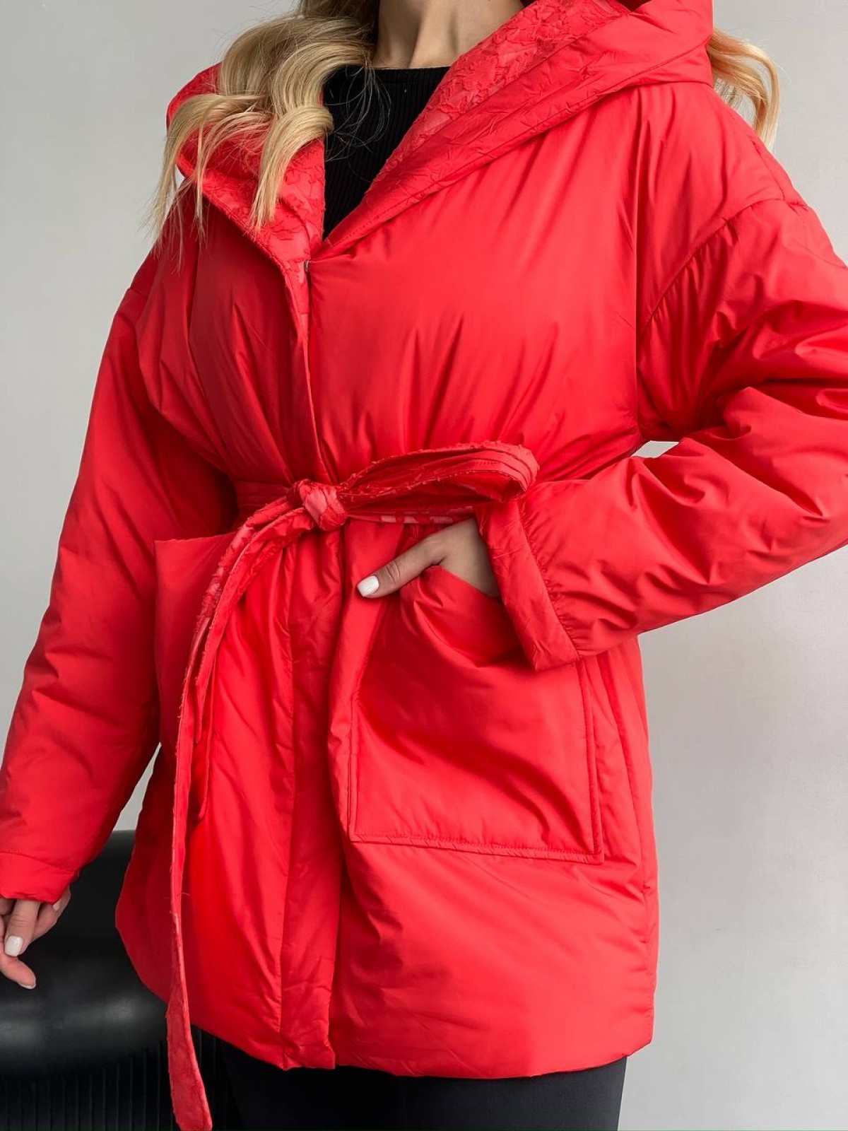 Жіноча тепла куртка під пояс колір червоний р.50/52 450283