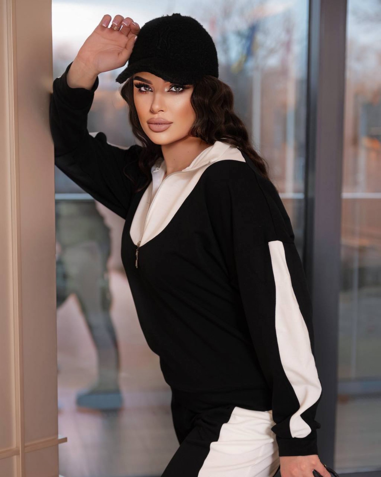 Жіночий спортивний костюм чорно-білого кольору р.58/60 391671