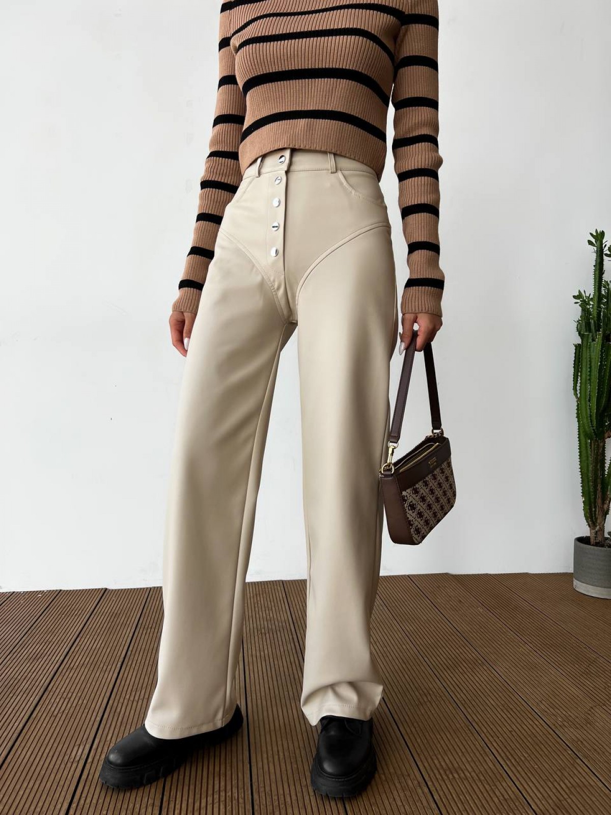 Жіночі штани з еко-шкіри колір молочний р.44 443407