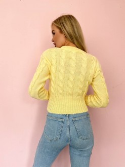 Жіночий светр укорочений з візерунком коси світло-жовтого кольору 396784