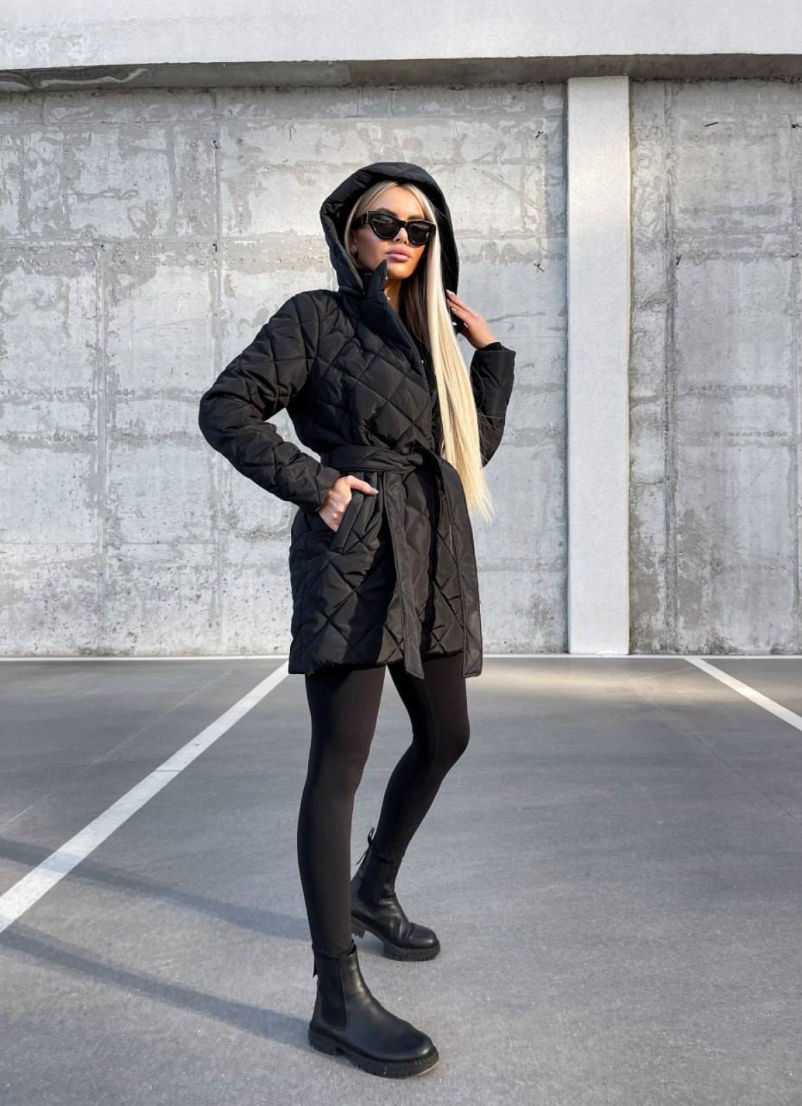 Жіноча тепла куртка з капюшоном колір чорний р.42/44 452213