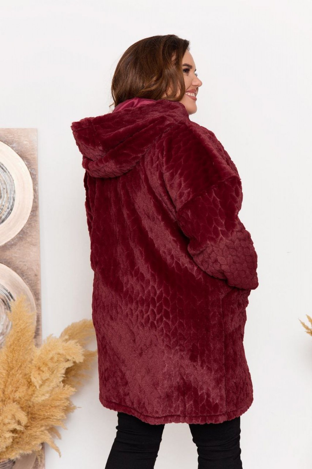 Жіноча подовжена хутряна курточка бордового кольору р.56 375603