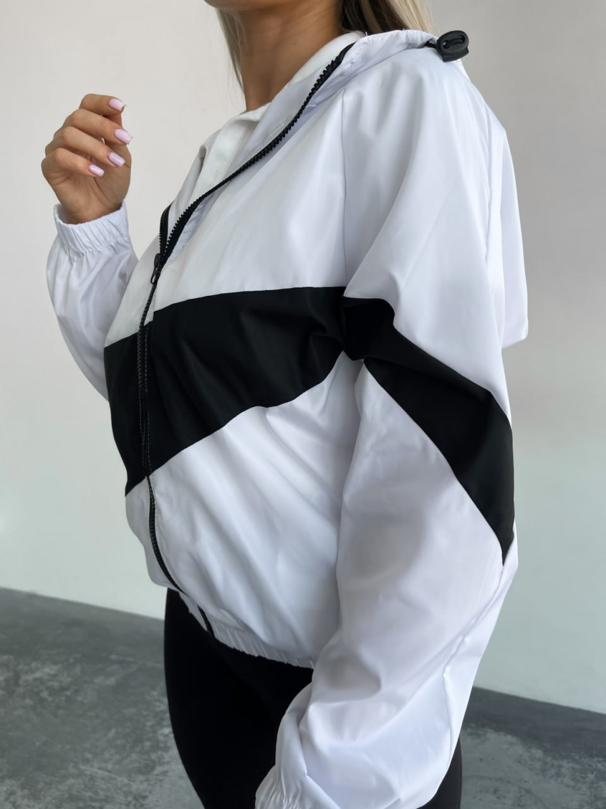Жіноча куртка-вітрівка з капюшоном колір білий р.42/46 454224