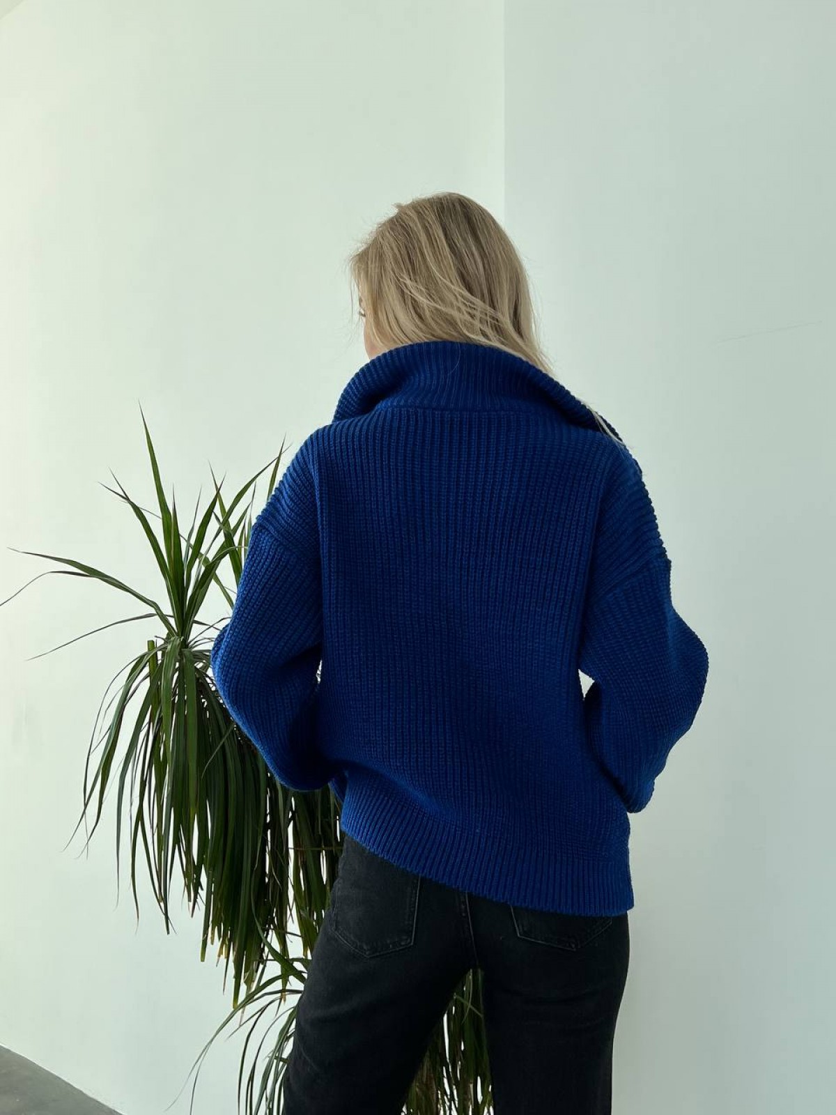 Жіночий светр із блискавкою на горловині кольору електрик р.42/46 391547