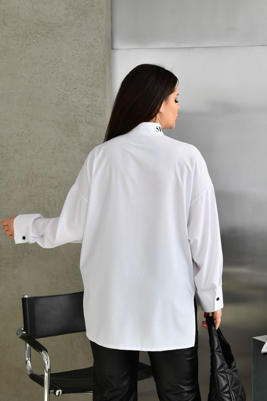 Жіноча блуза із софту колір білий р.60/62 452866