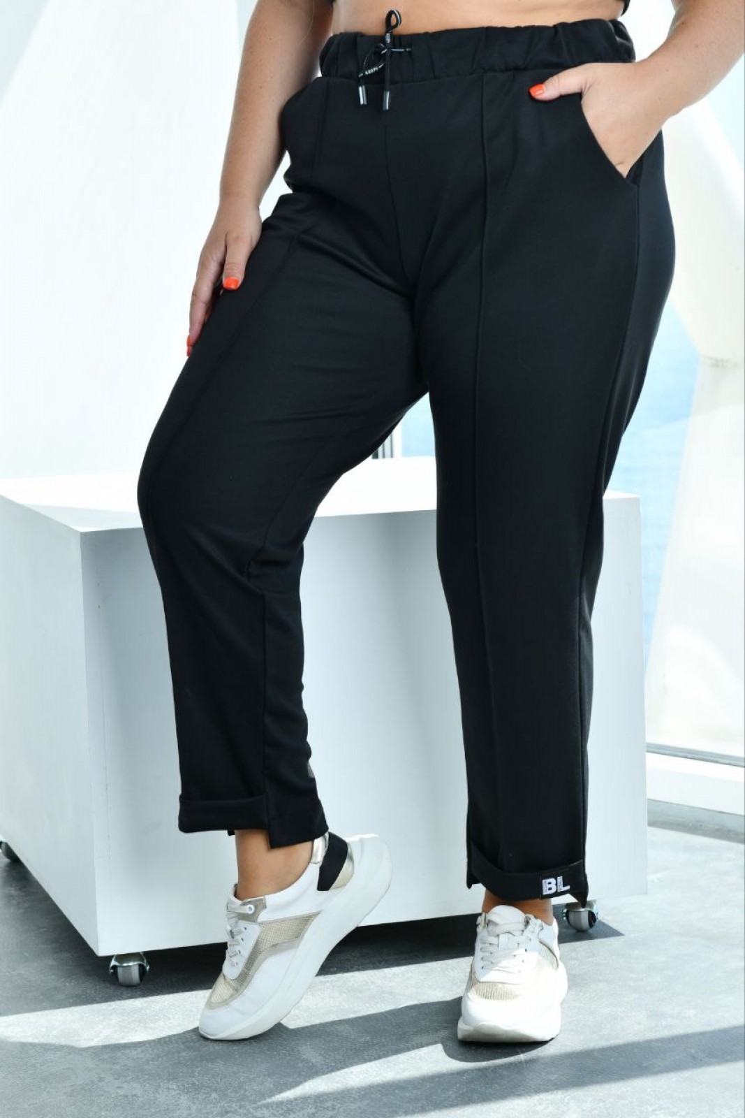 Жіночі брюки чорного кольору р.56 375998