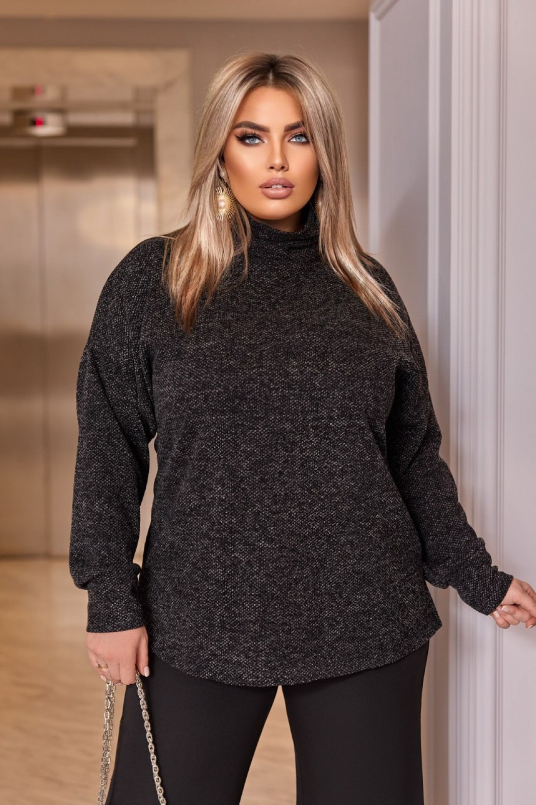 Жіночий светр із високим горлом колір чорний р.56/58 447552