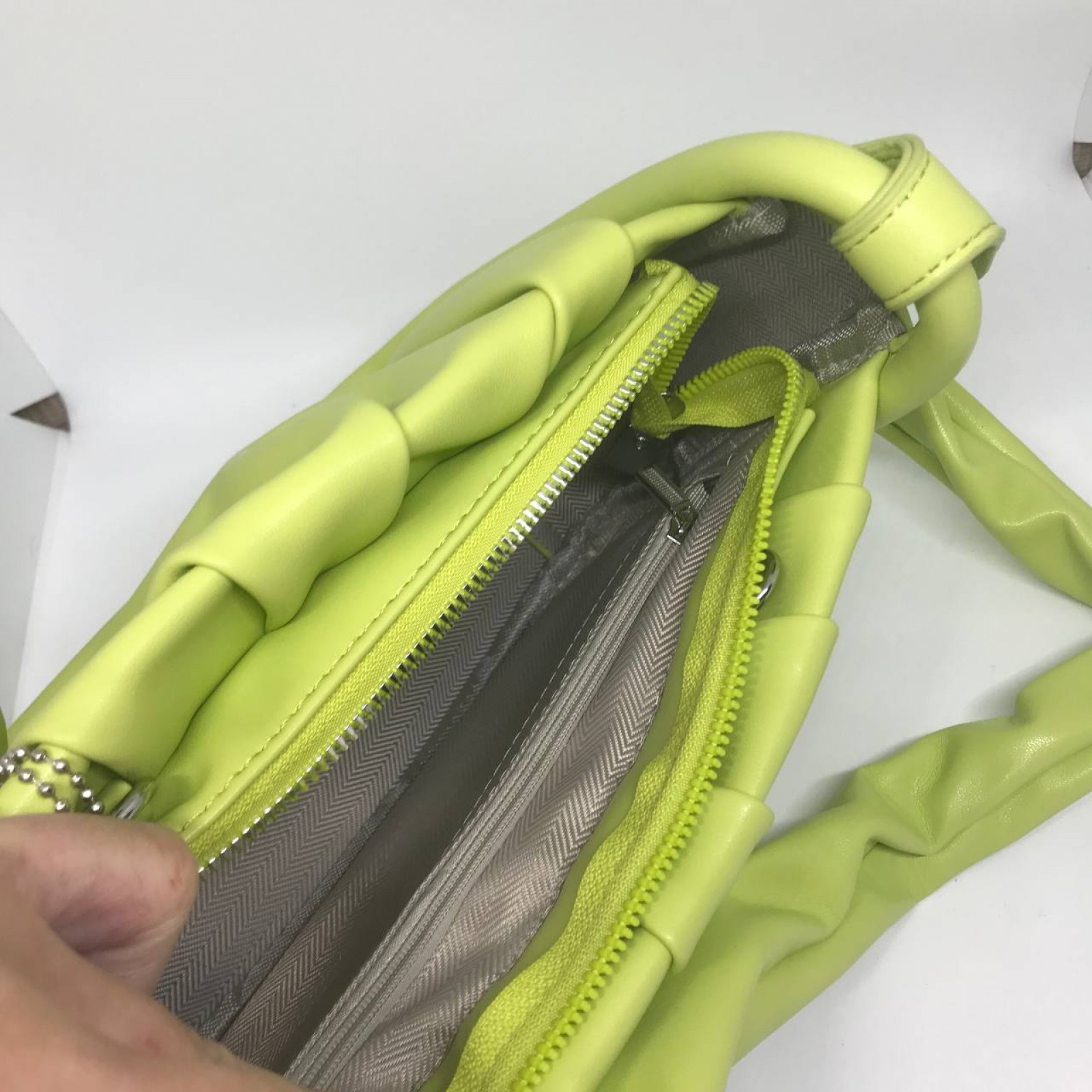 Жіноча сумочка з ремінцем колір насичений зелений 435839