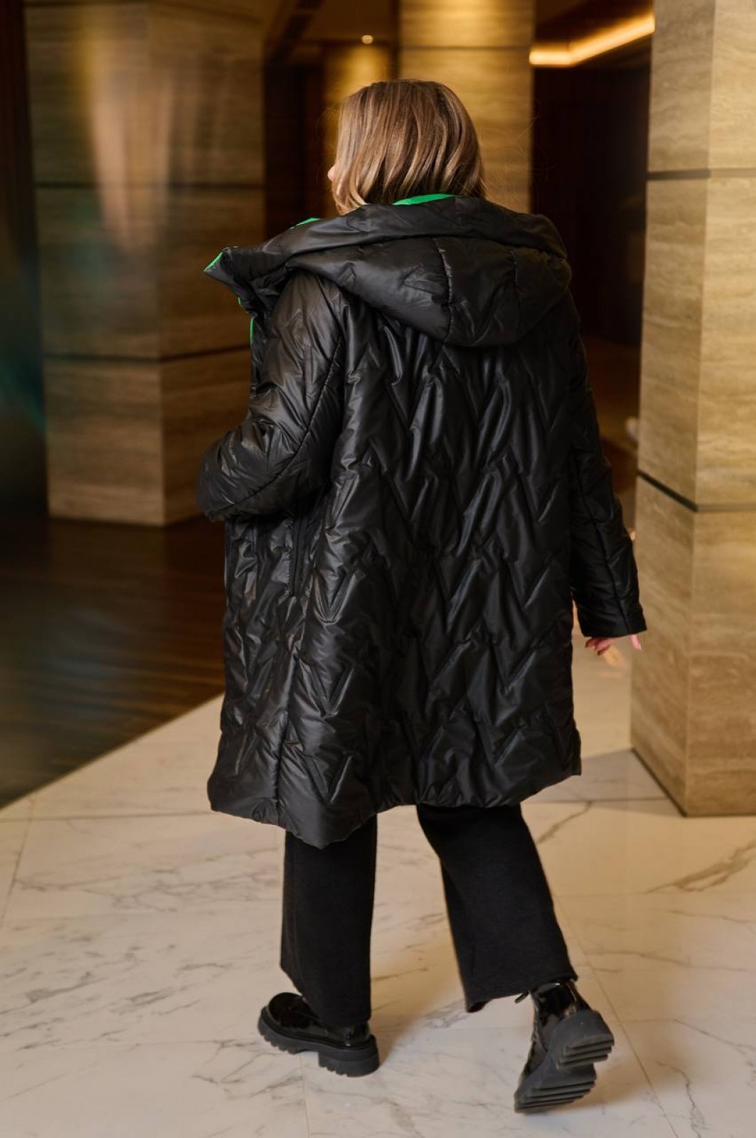 Жіноча двостороння куртка чорно-зеленого кольору розмір 50/52 382685