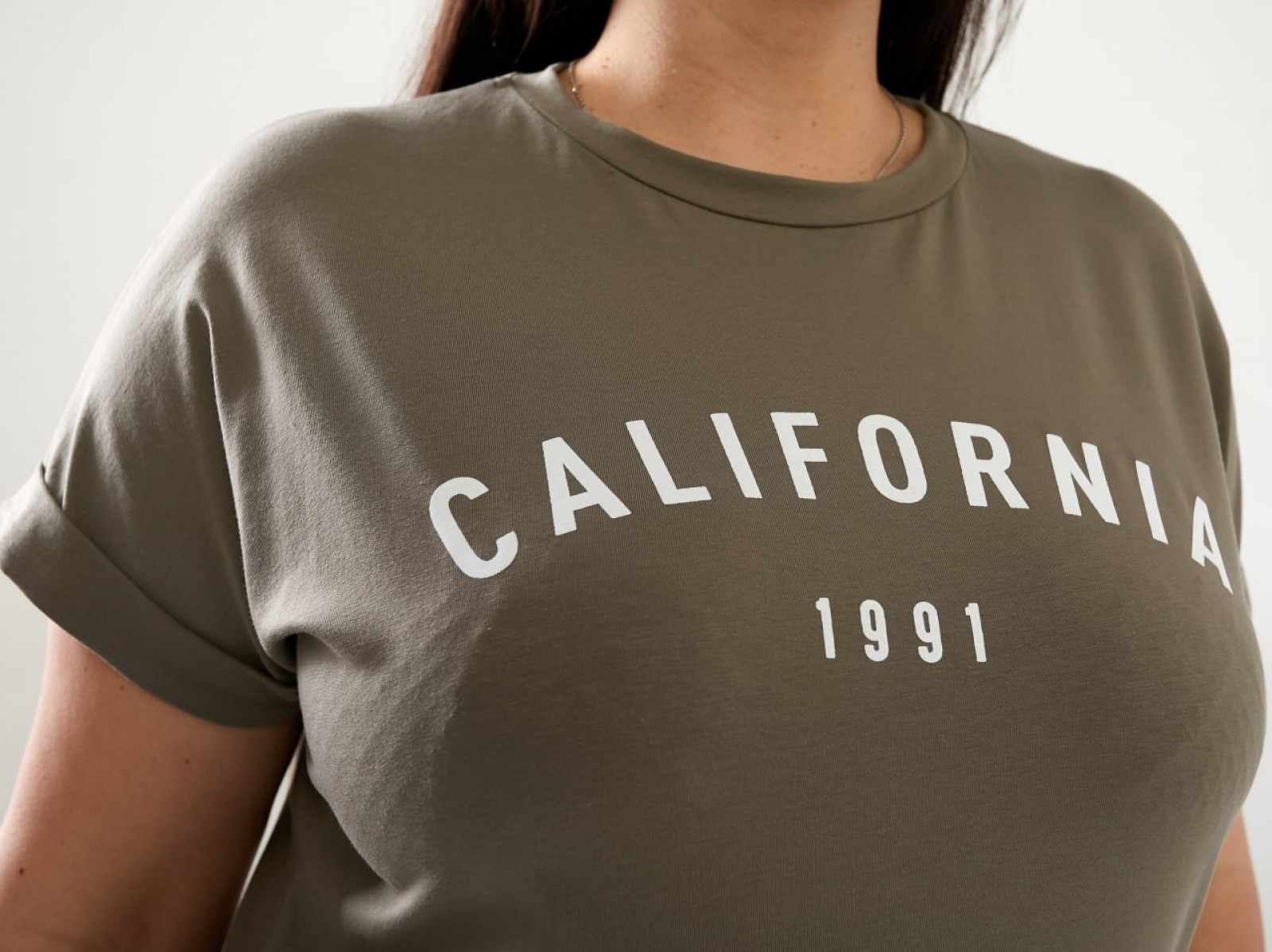 Жіноча футболка California колір світлий хакі р.48/50 432462